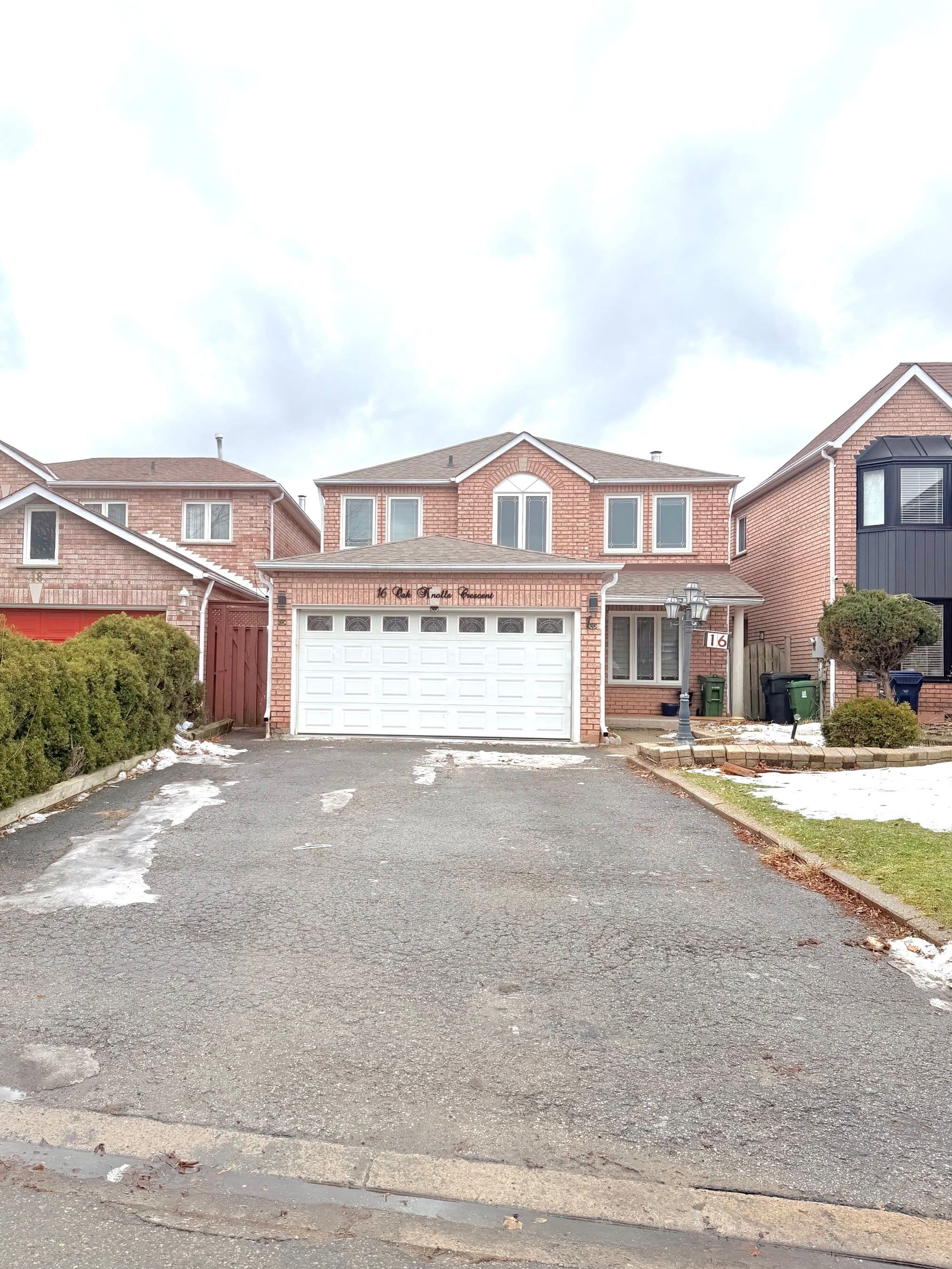16 Oak Knoll Crescent Main, Toronto E11, ON M1B 4V4