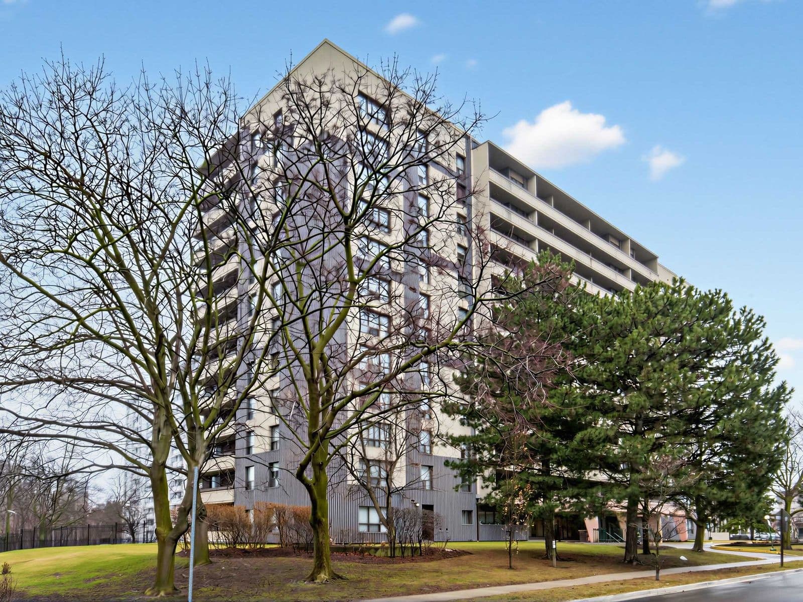 100 Canyon Avenue 905, Toronto C06, ON M3H 5T9