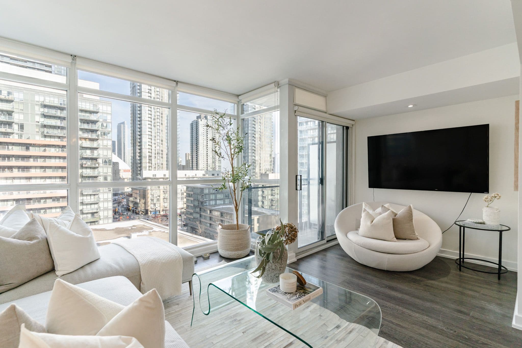 8 Telegram Mews 1006, Toronto C01, ON M5V 3Z5