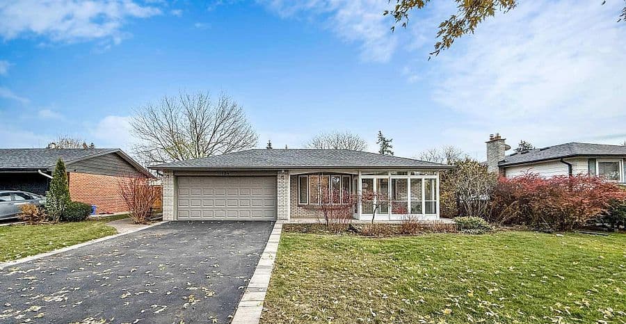 194 Sewell Drive, Oakville, ON L6H 1E4