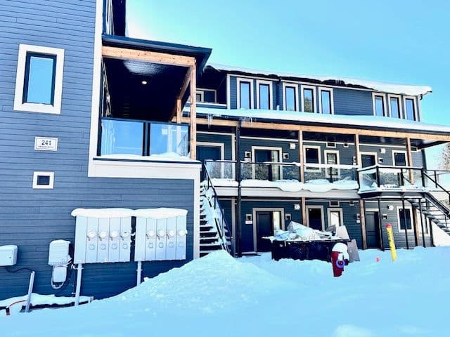 241 Crescent Bay Lane 102, Huntsville, ON P1H 1B9