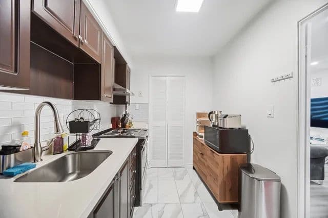 10 Eddystone Avenue 255, Toronto W05, ON M3N 2T2