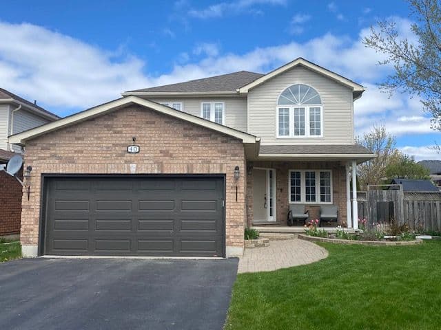 40 Benjamin Lane, Barrie, ON L4N 0S2