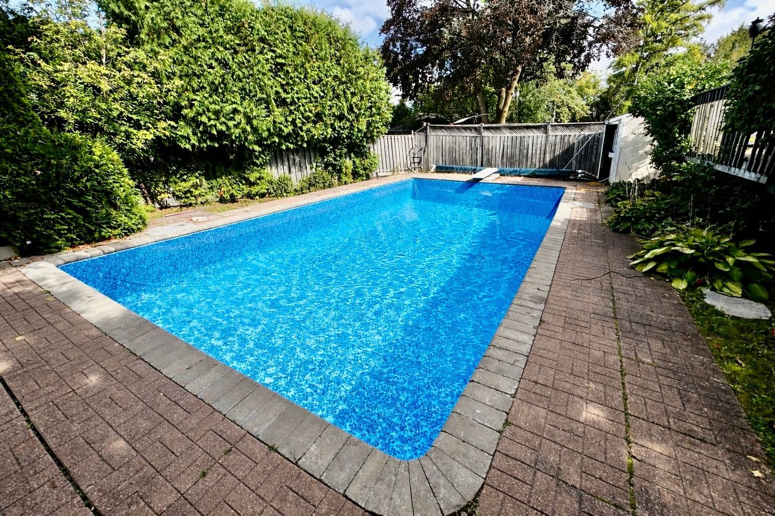 8 Iber Court, Aurora, ON L4G 1V5