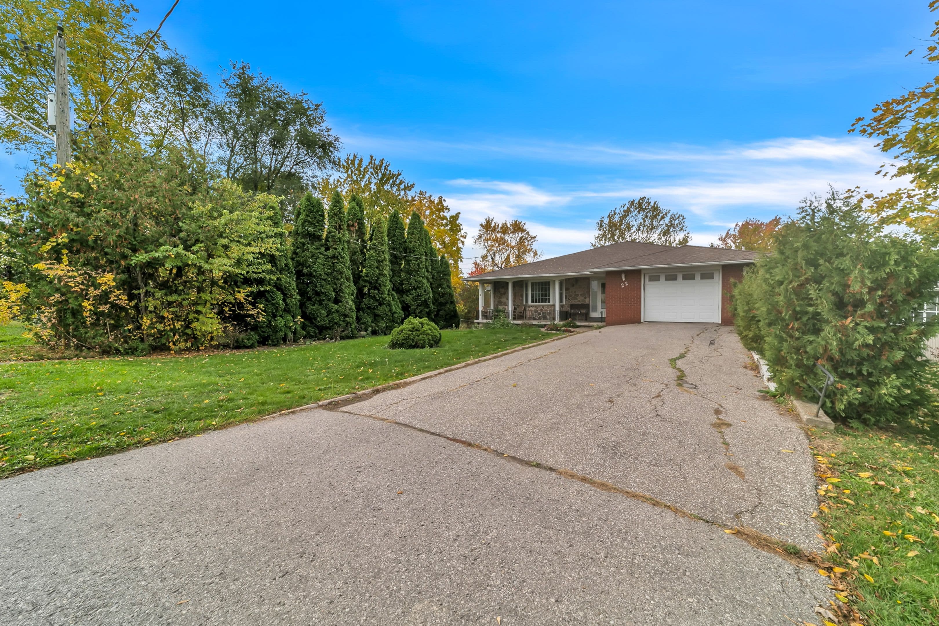 22 Hamilton Drive, Newmarket, ON L3Y 3E8