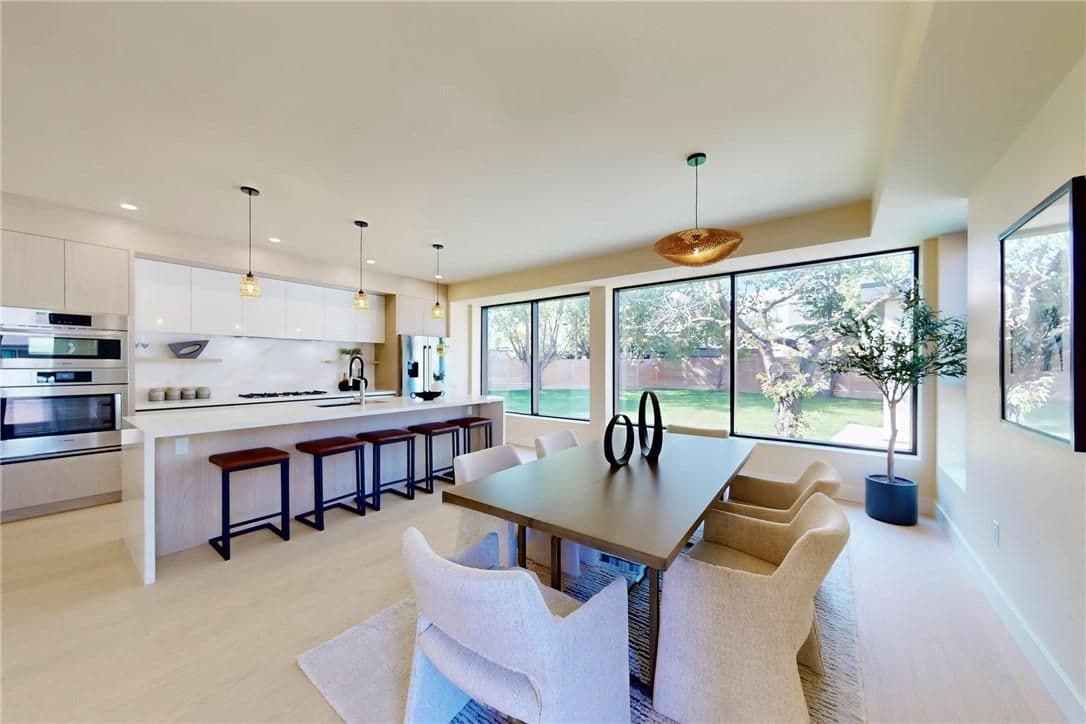 28 Dunsmore Gardens, Toronto C06, ON M3H 3M2