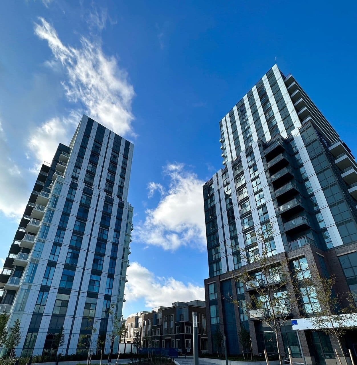 60 Honeycrisp Crescent 820, Vaughan, ON L4K 0N5