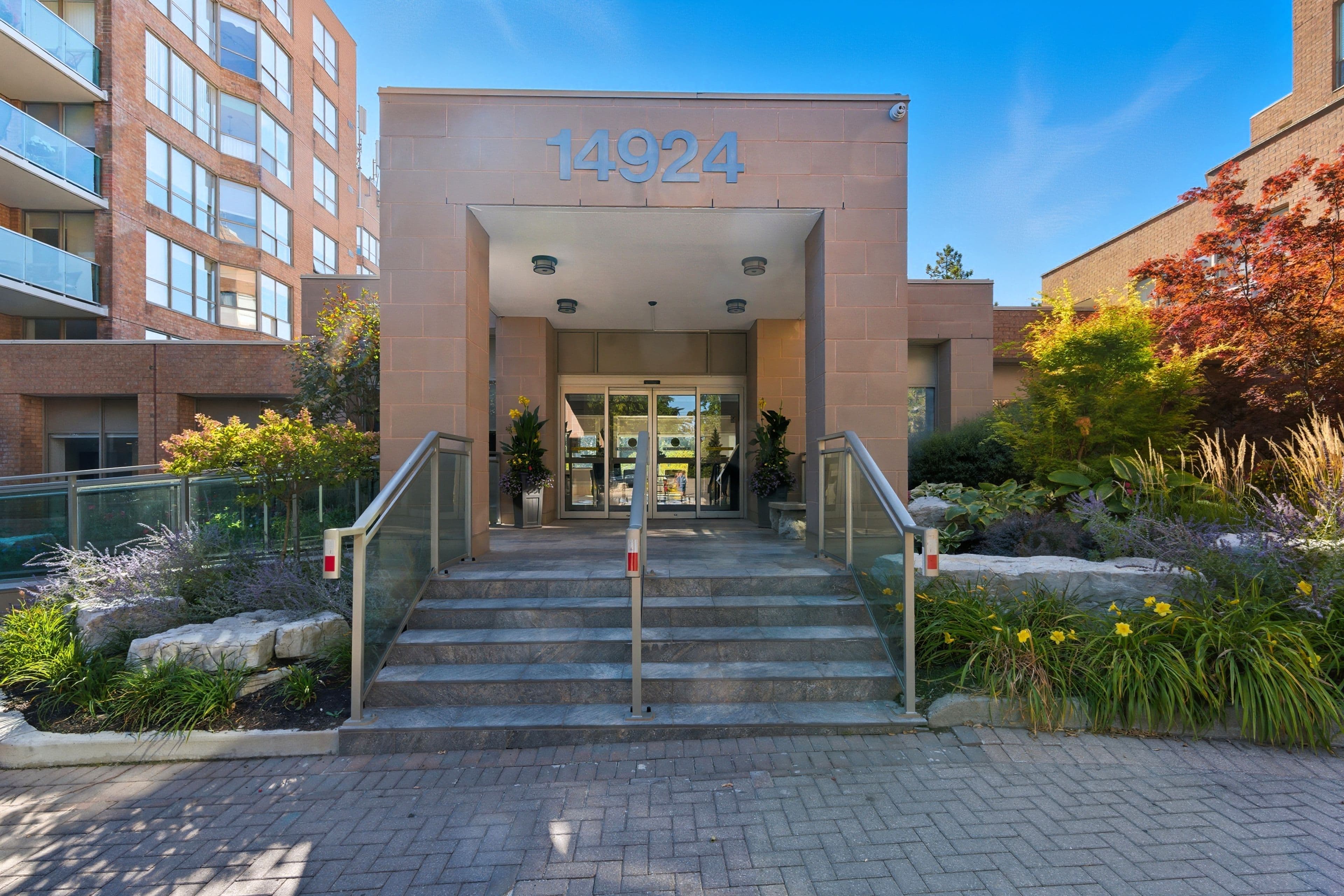 14924 Yonge Street 111, Aurora, ON L4G 6H7