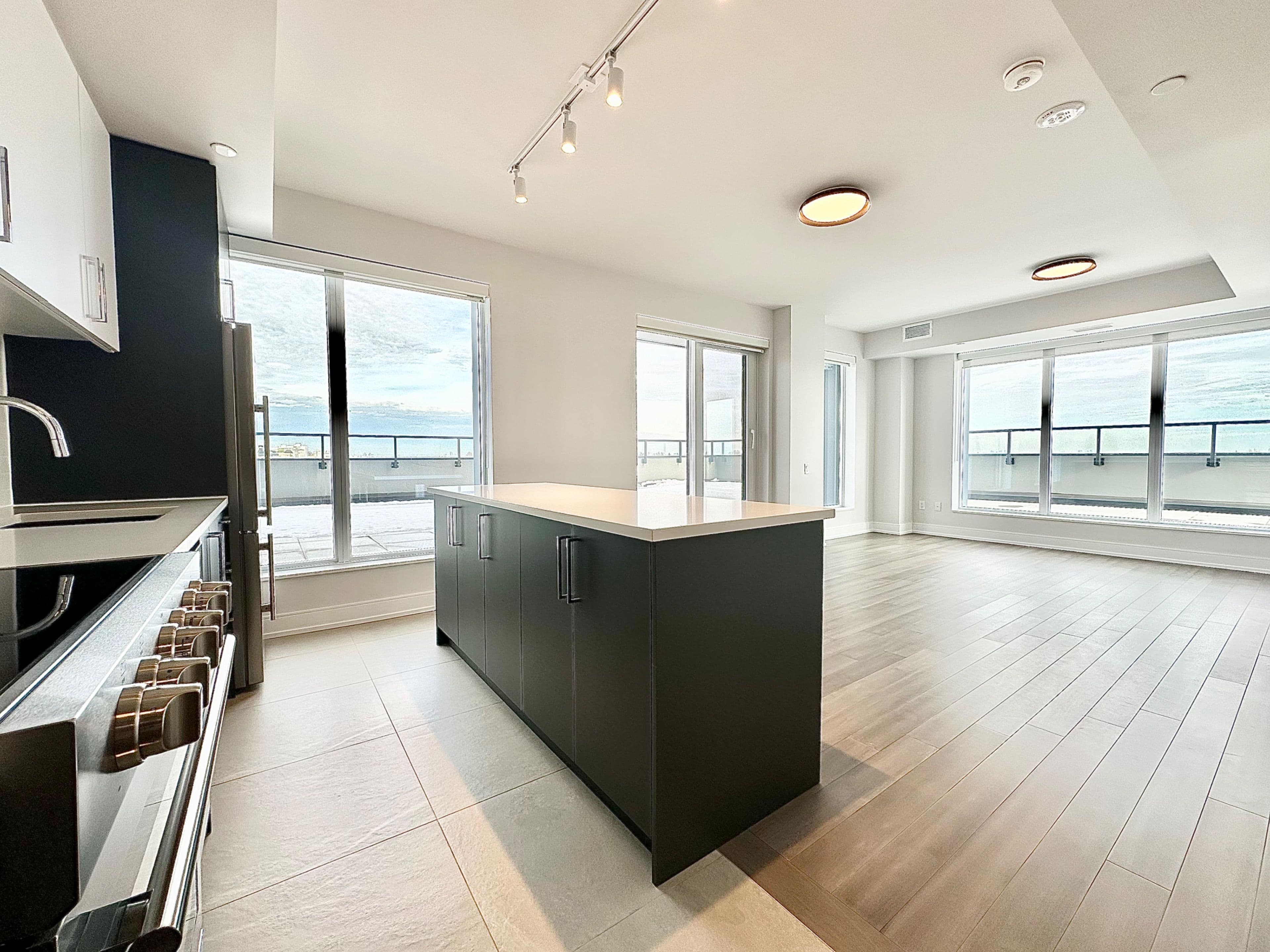 2525 Bathurst Street 909, Toronto C04, ON M6B 2Y9