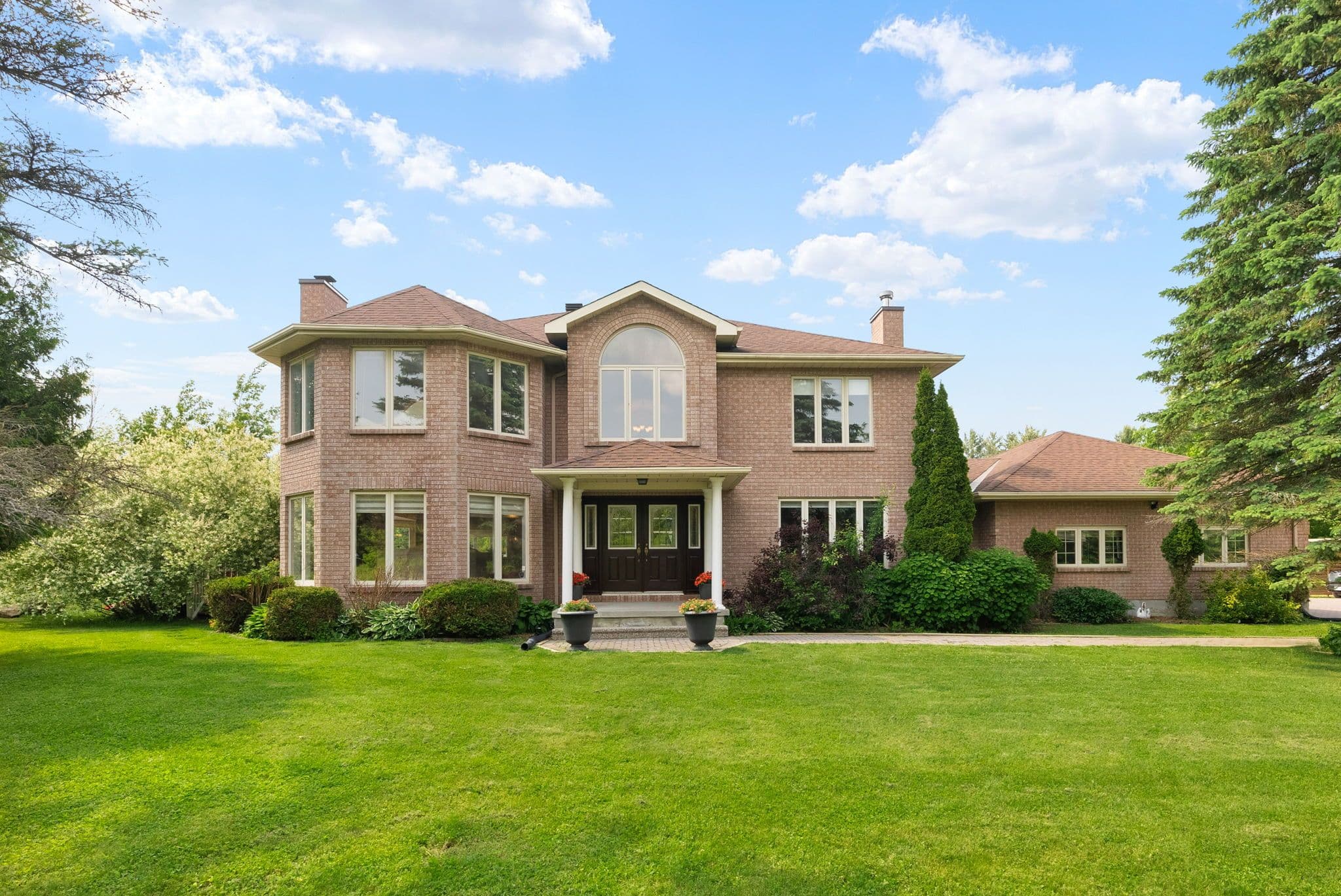 22 Marchbrook Circle, Kanata, ON K2W 1A1