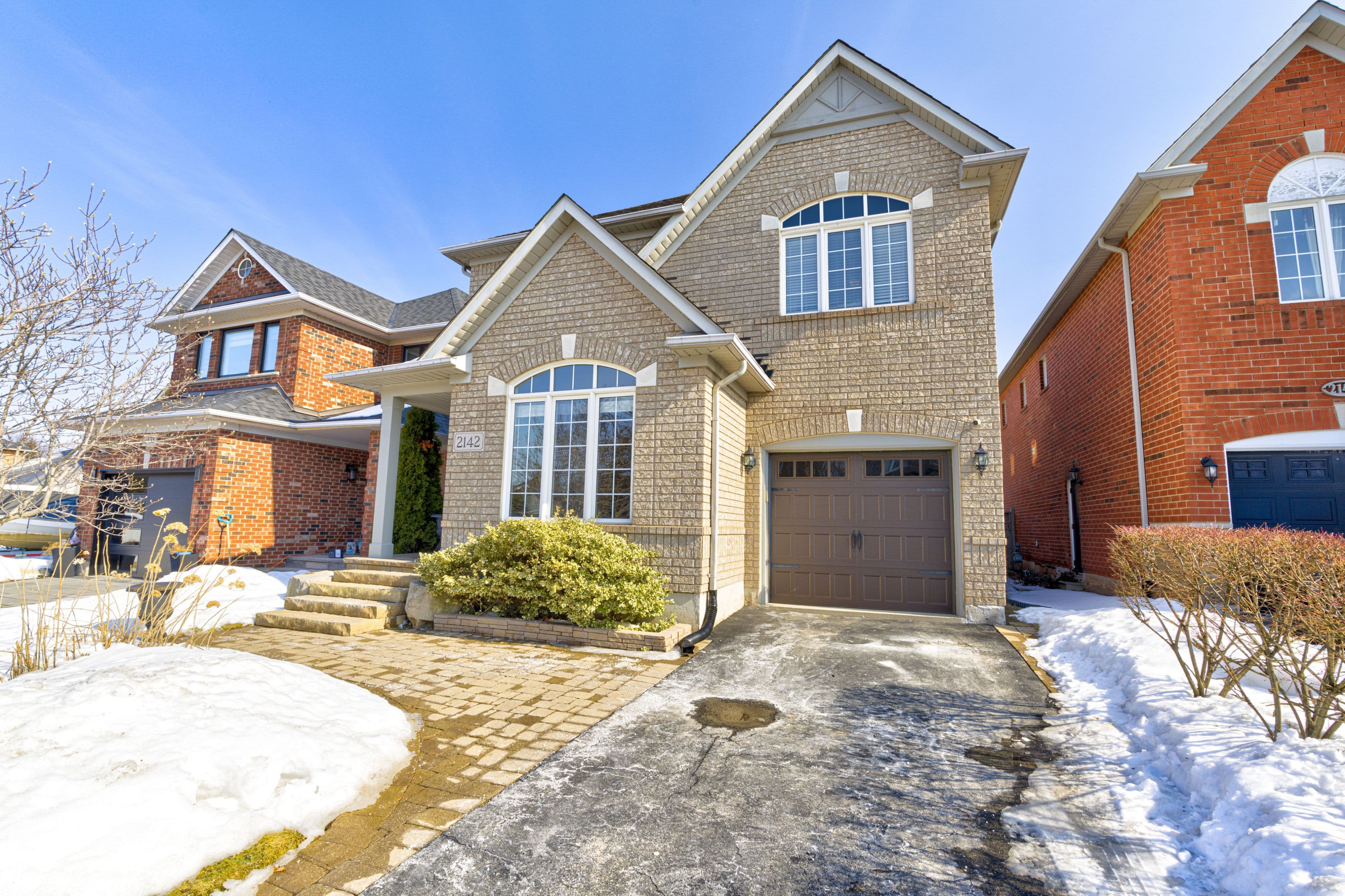 2142 Meadowglen Drive, Oakville, ON L6M 4C8
