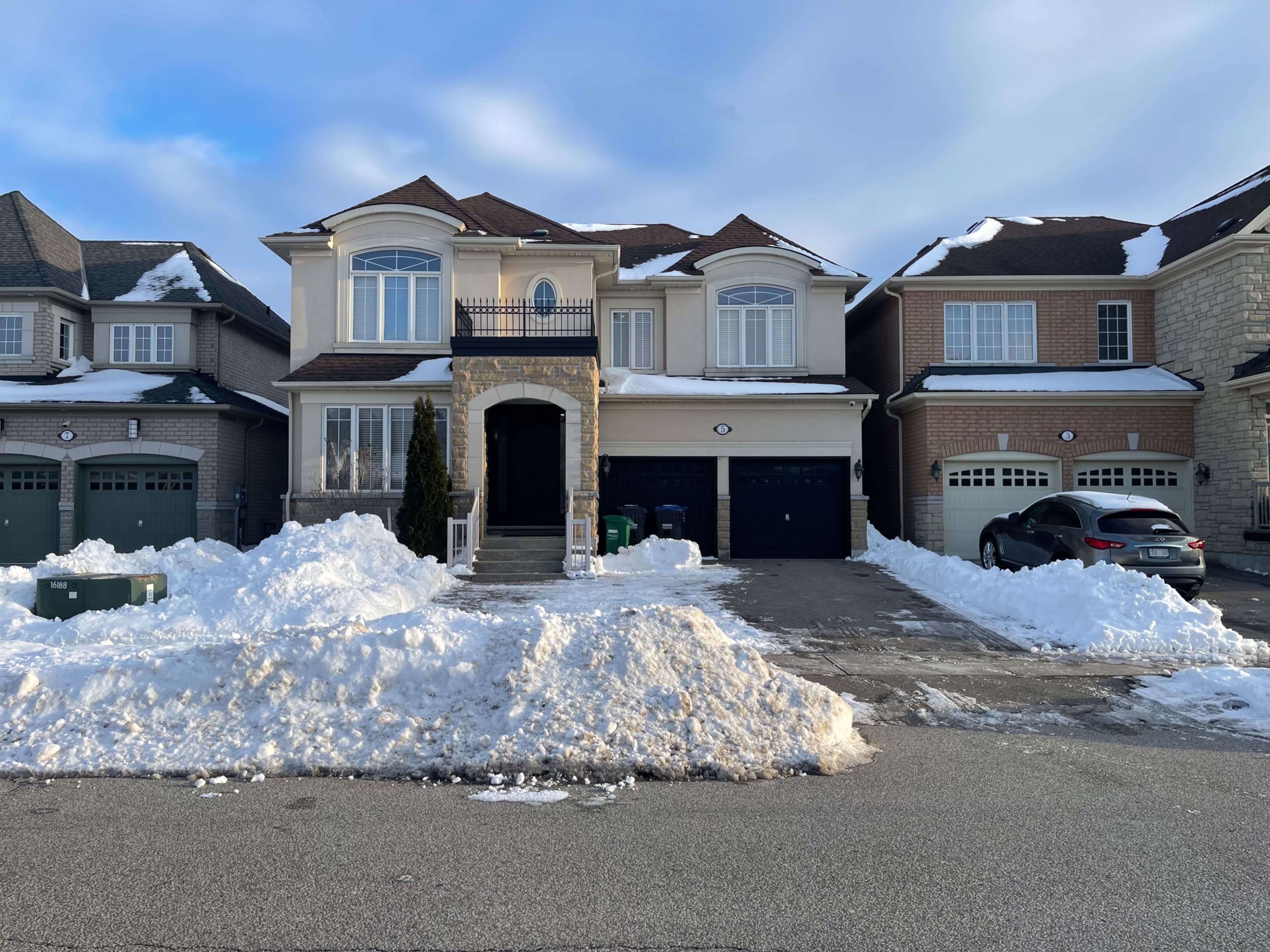 5 DUNEGRASS Way, Brampton, ON L6P 2T5