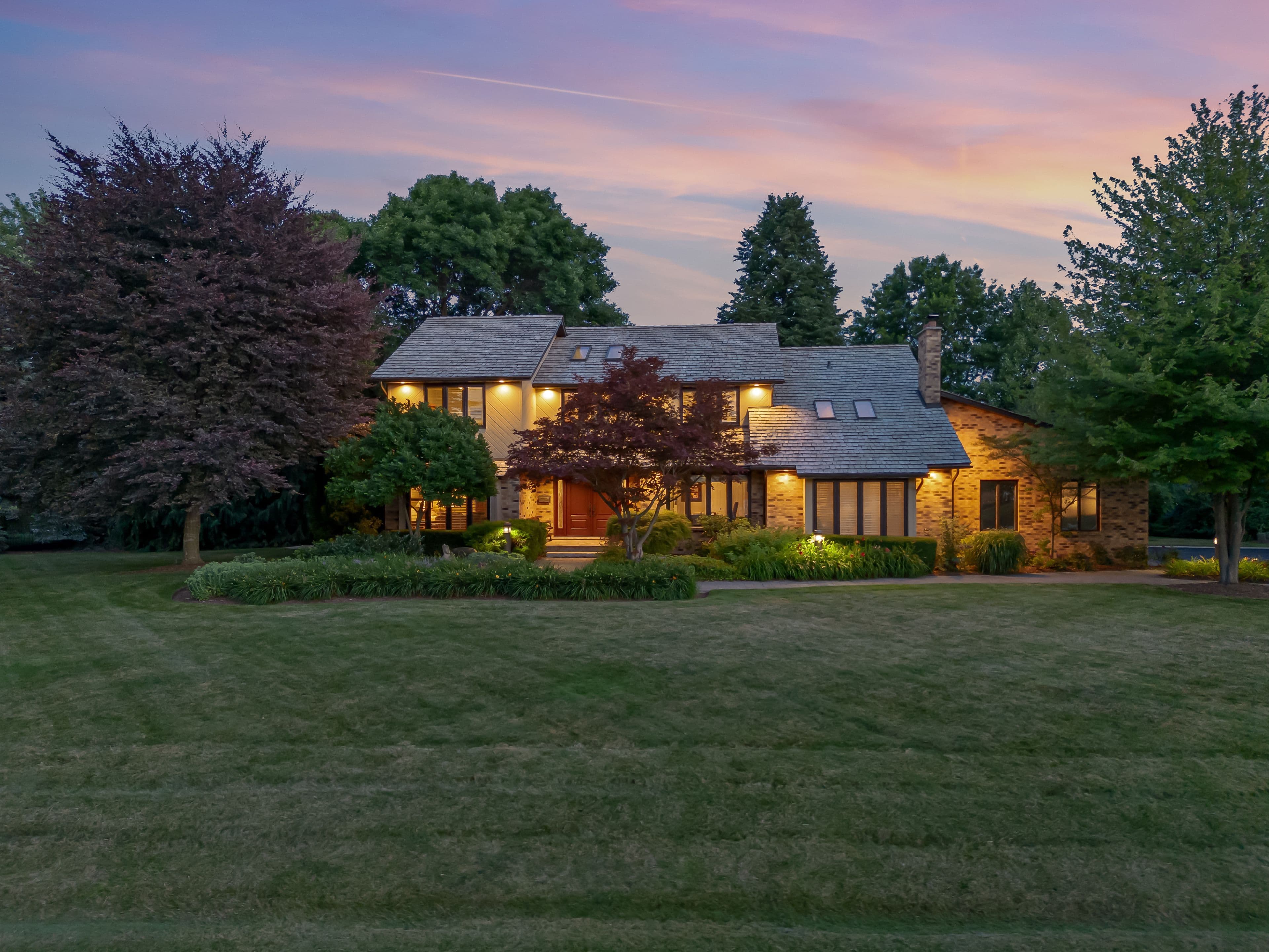 8 Lochside Drive, Hamilton, ON L8E 5T6