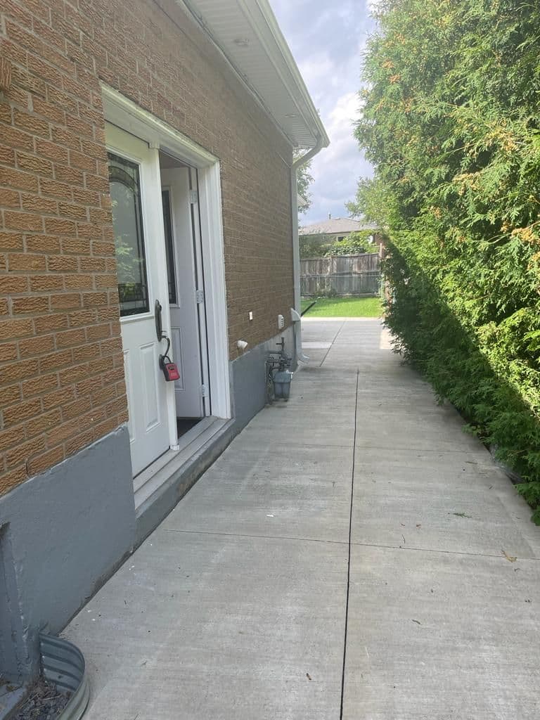 2349 Whaley Dr Drive, Mississauga, ON L5B 2B3