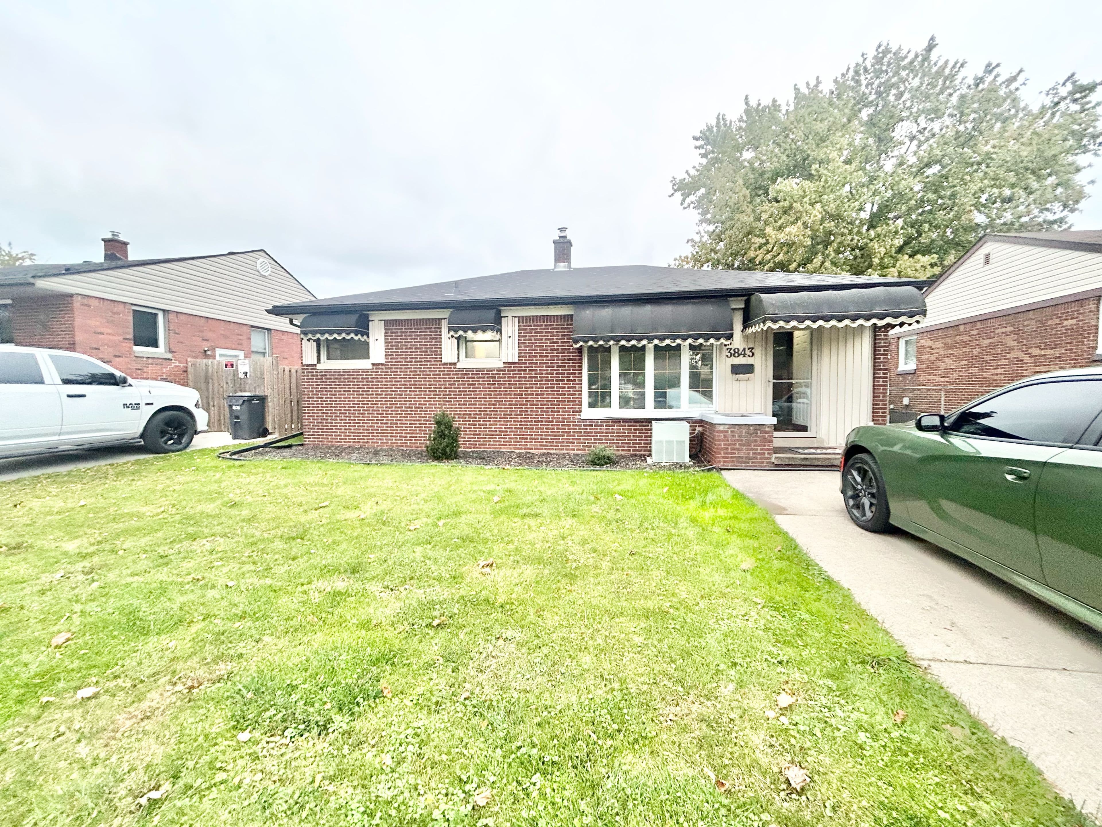 3843 Hillcrest Boulevard Main, Windsor, ON N9C 2E4