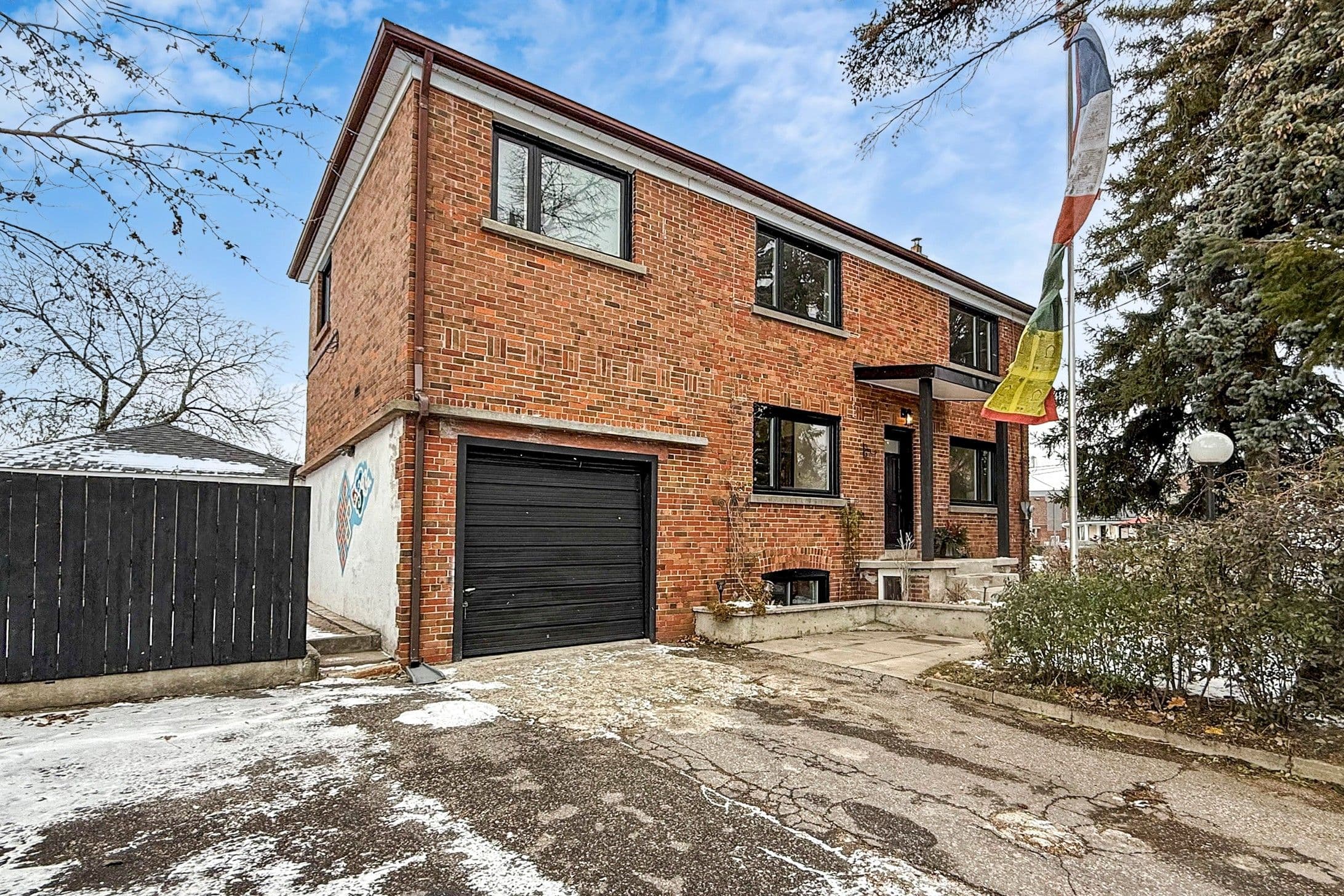 67 Strathnairn Avenue, Toronto W04, ON M6M 2E9