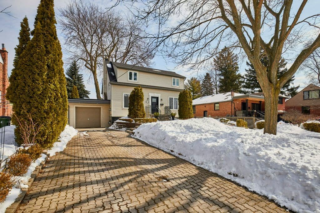 15 Squires Avenue, Toronto E03, ON M4B 2R2