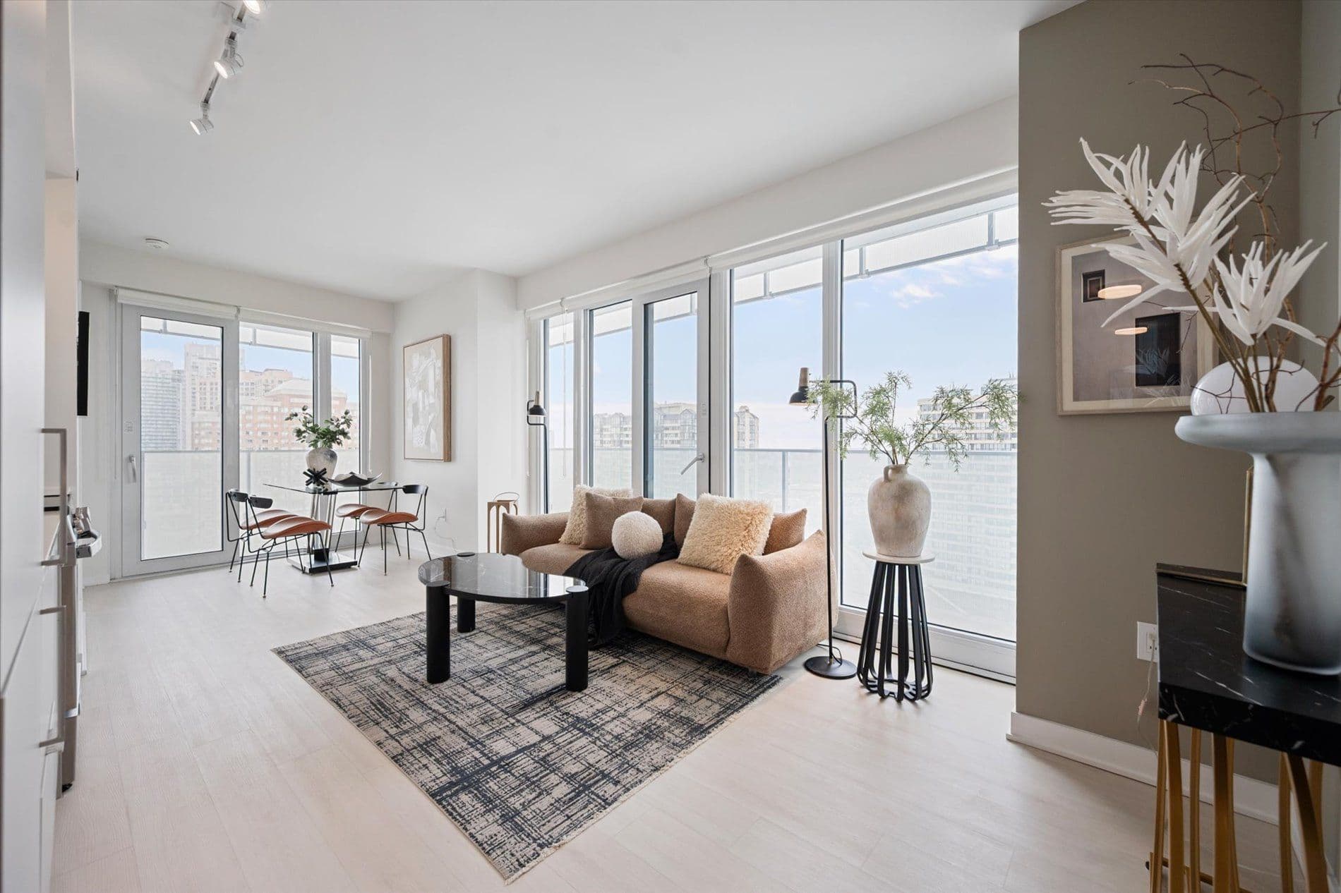 3900 Confederation Parkway 1403, Mississauga, ON L5B 0M3