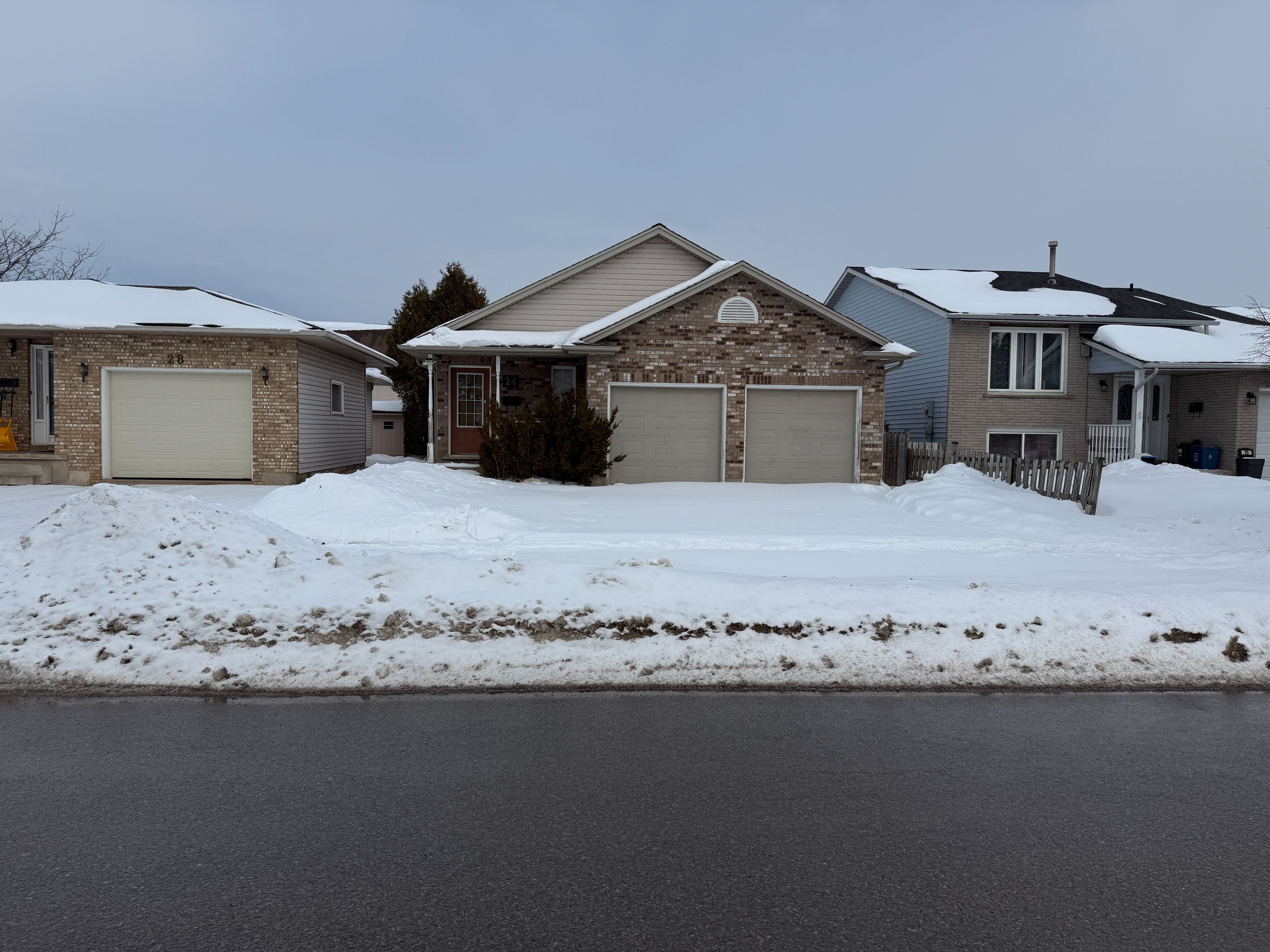 24 Eastwood Drive Main, Welland, ON L3C 6W4