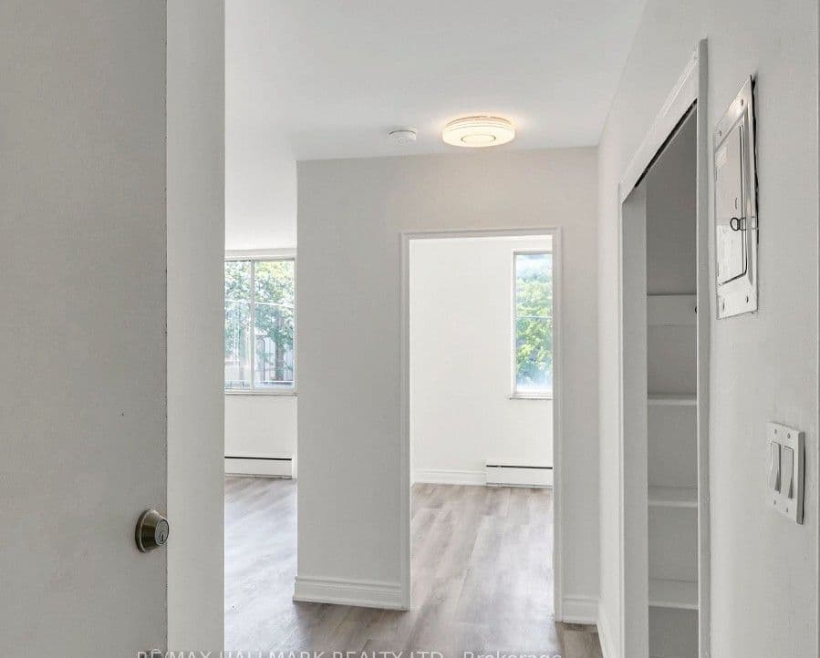 18 Kenrae Road 12, Toronto C11, ON M4G 1Y1