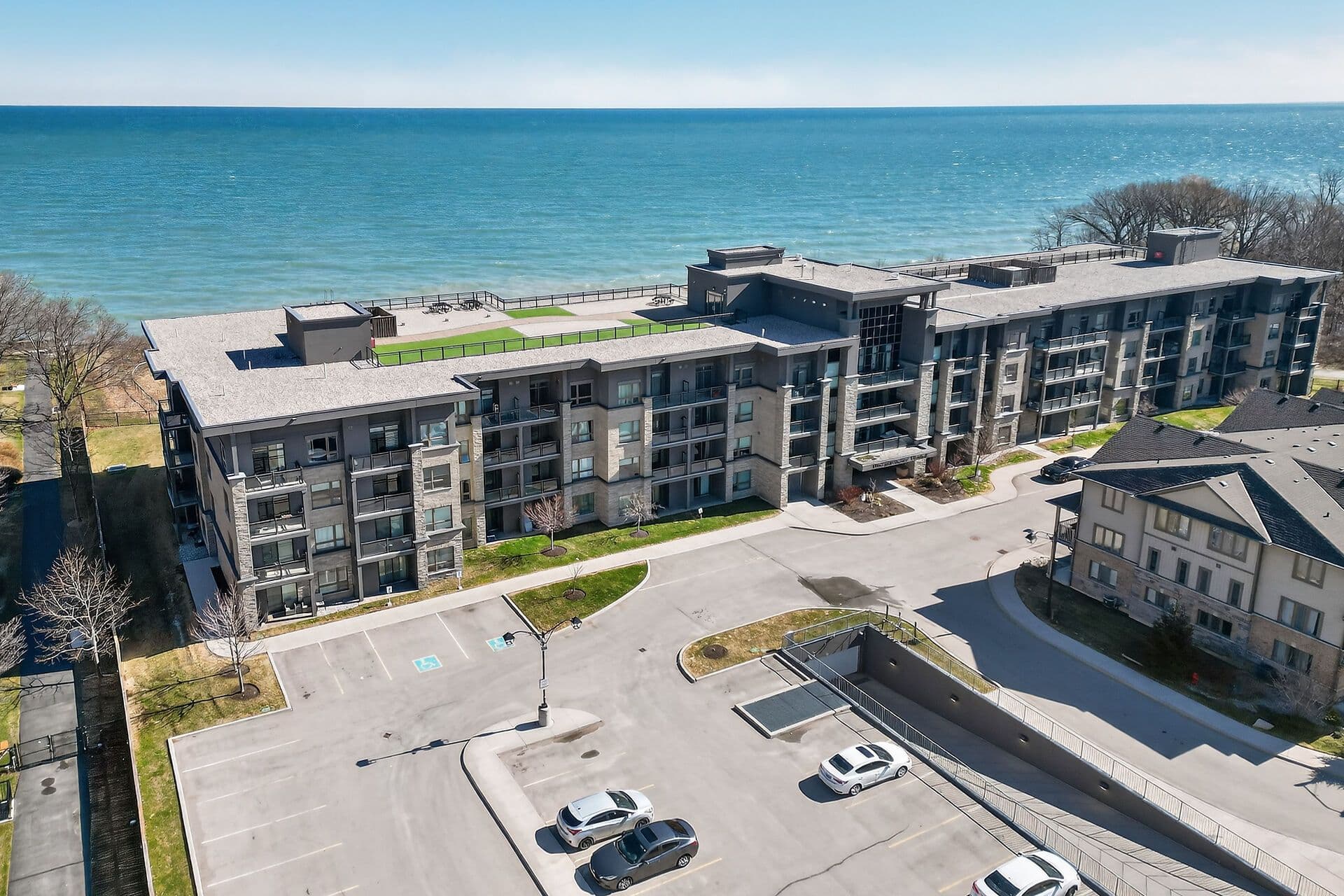 35 Southshore Crescent 327, Hamilton, ON L8E 0J2