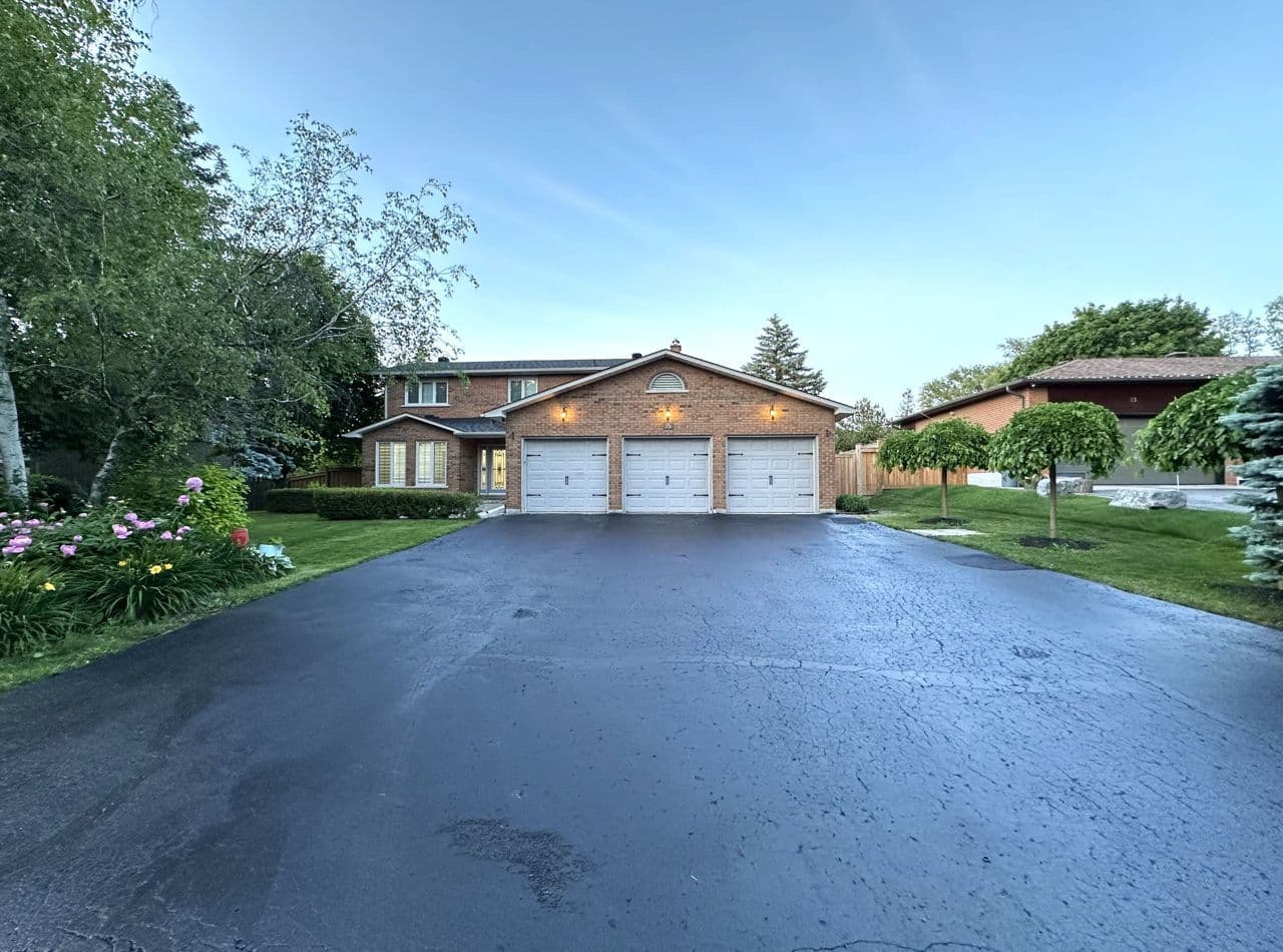 15 Rosegarden Crescent, Richmond Hill, ON L4E 2P3