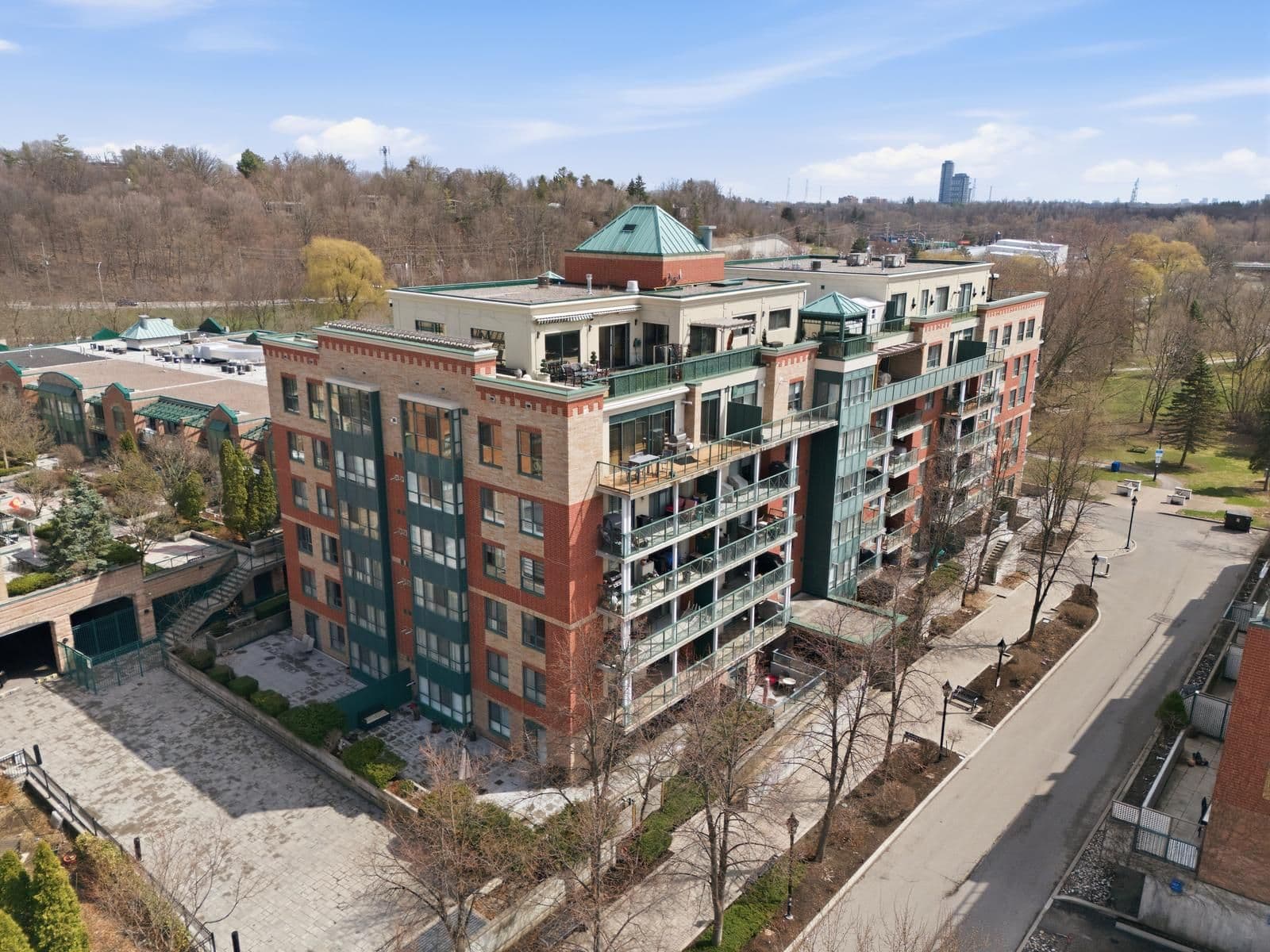 141 Woodbridge Avenue 312, Vaughan, ON L4L 9G6