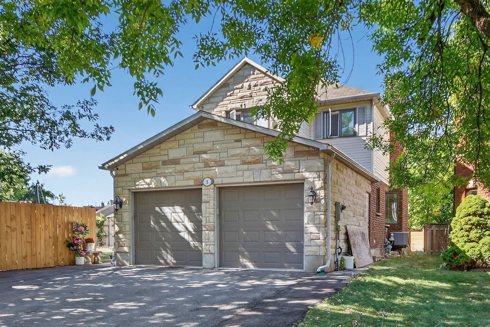 5 Southland Crescent, Hunt Club - South Keys and Area, ON K1G 5E5