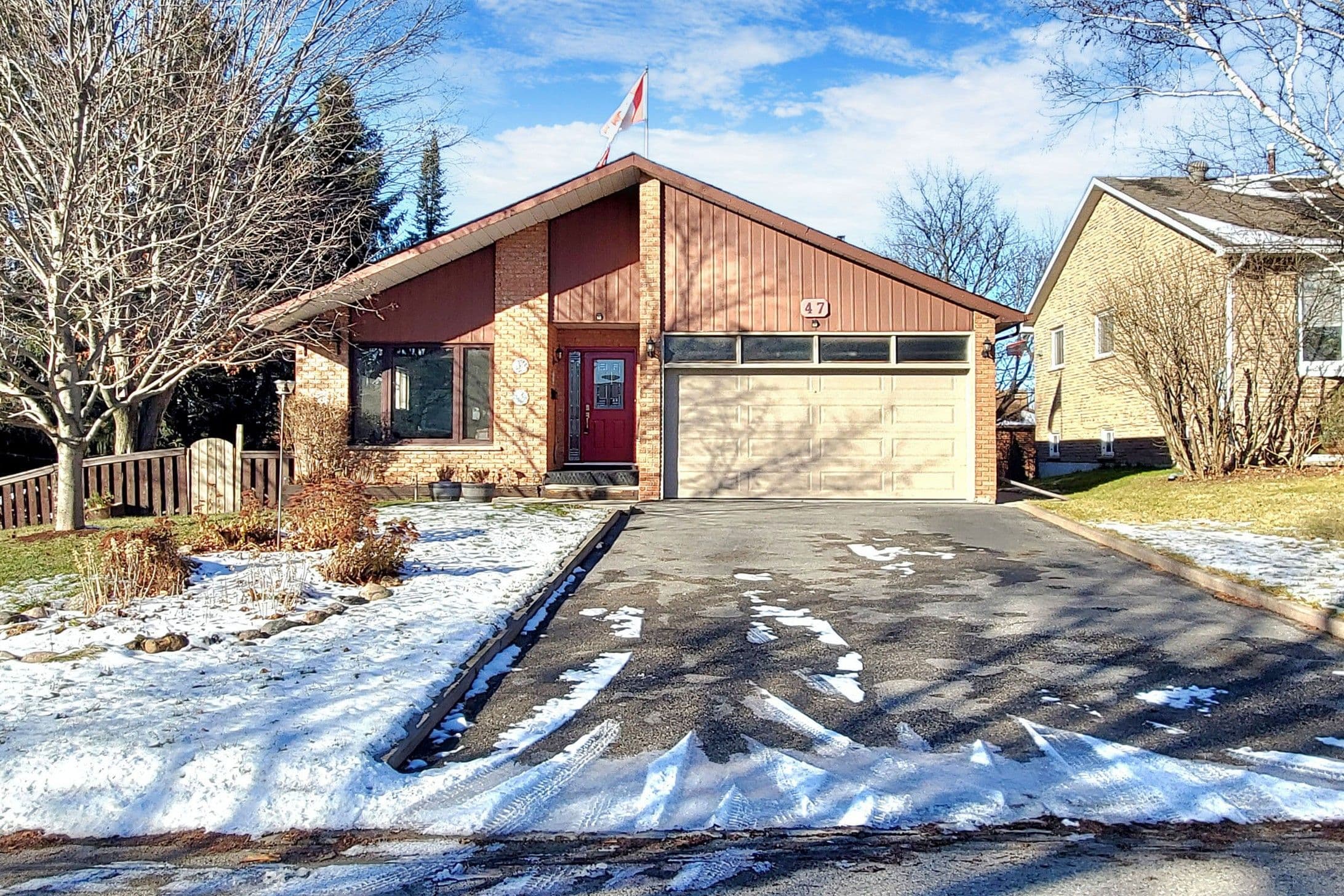 47 Lowe Boulevard, Newmarket, ON L3Y 6H1