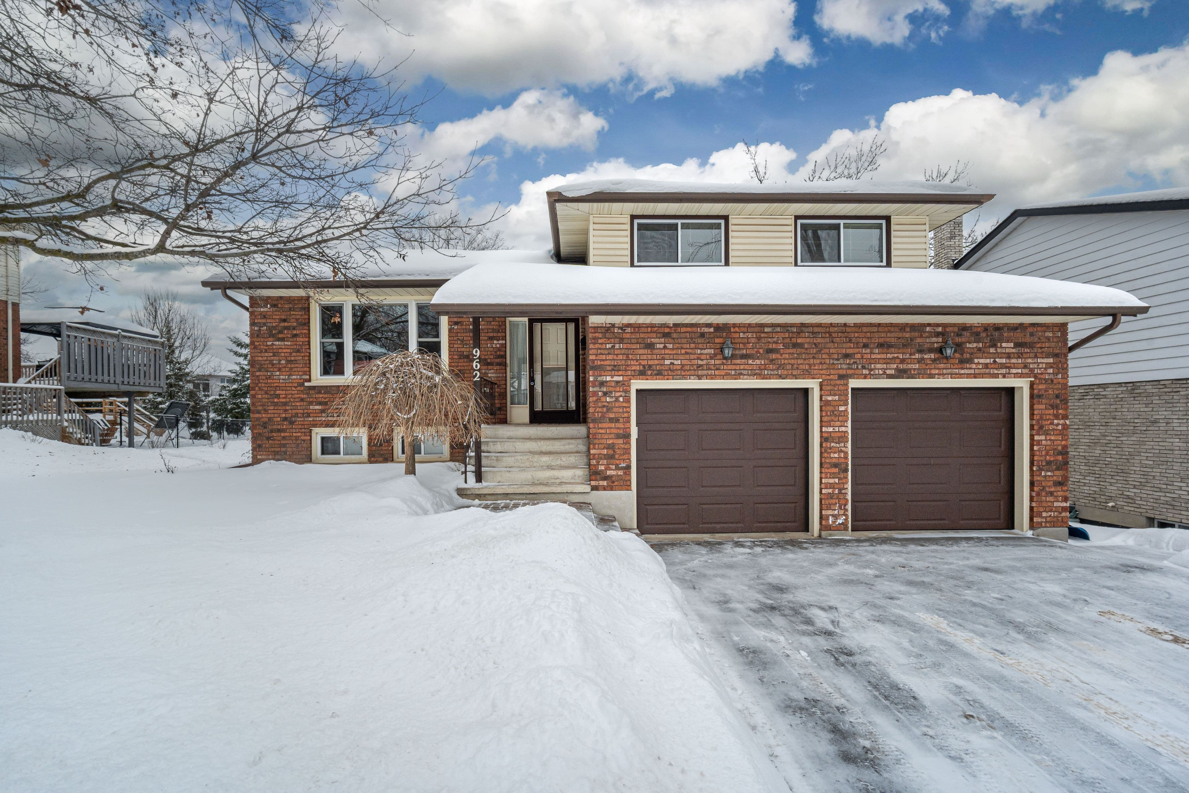 962 Golfview Road, Peterborough, ON K9J 7W4