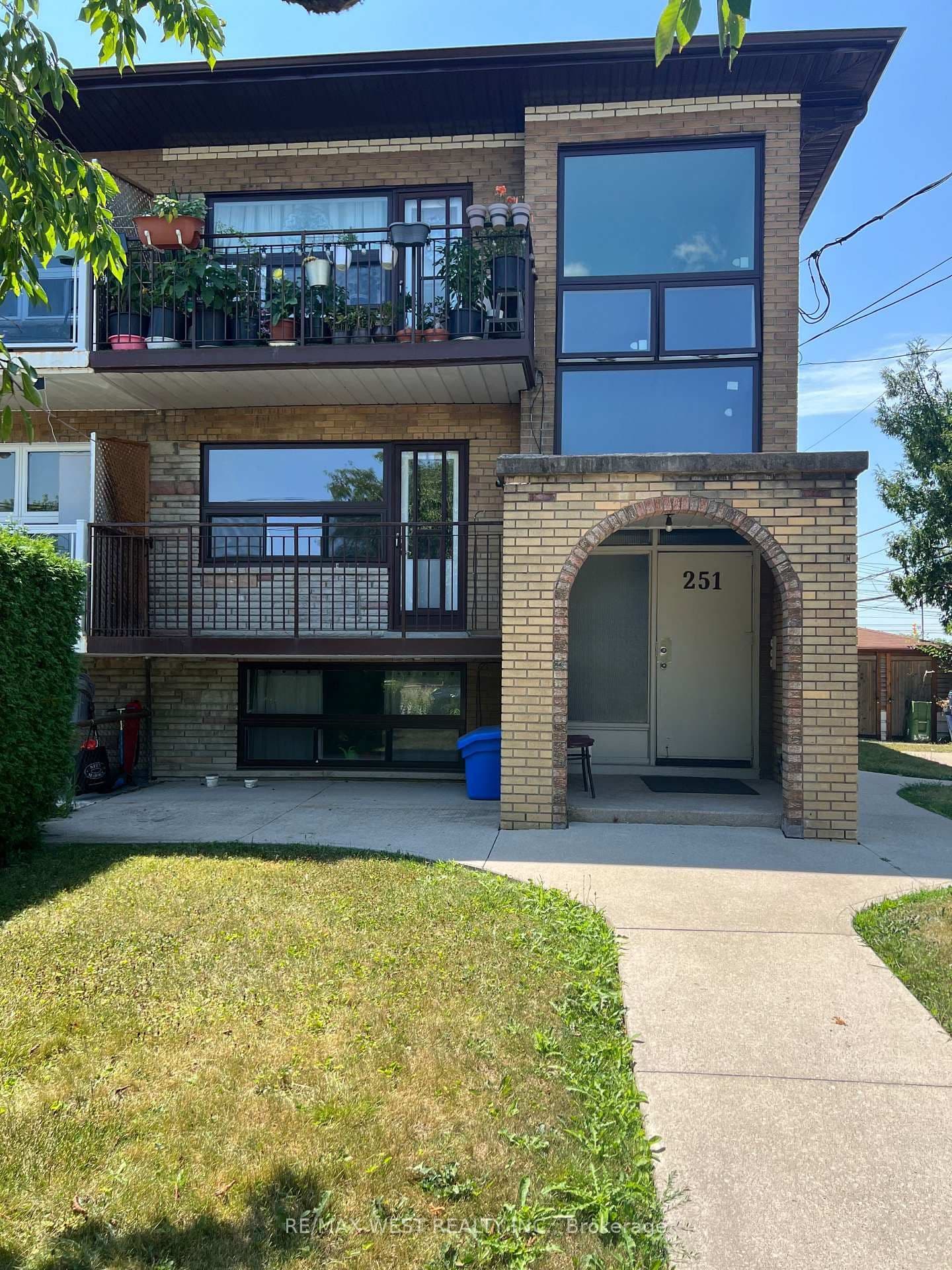 251 Pannahill Road 2, Toronto C06, ON M3H 4N9
