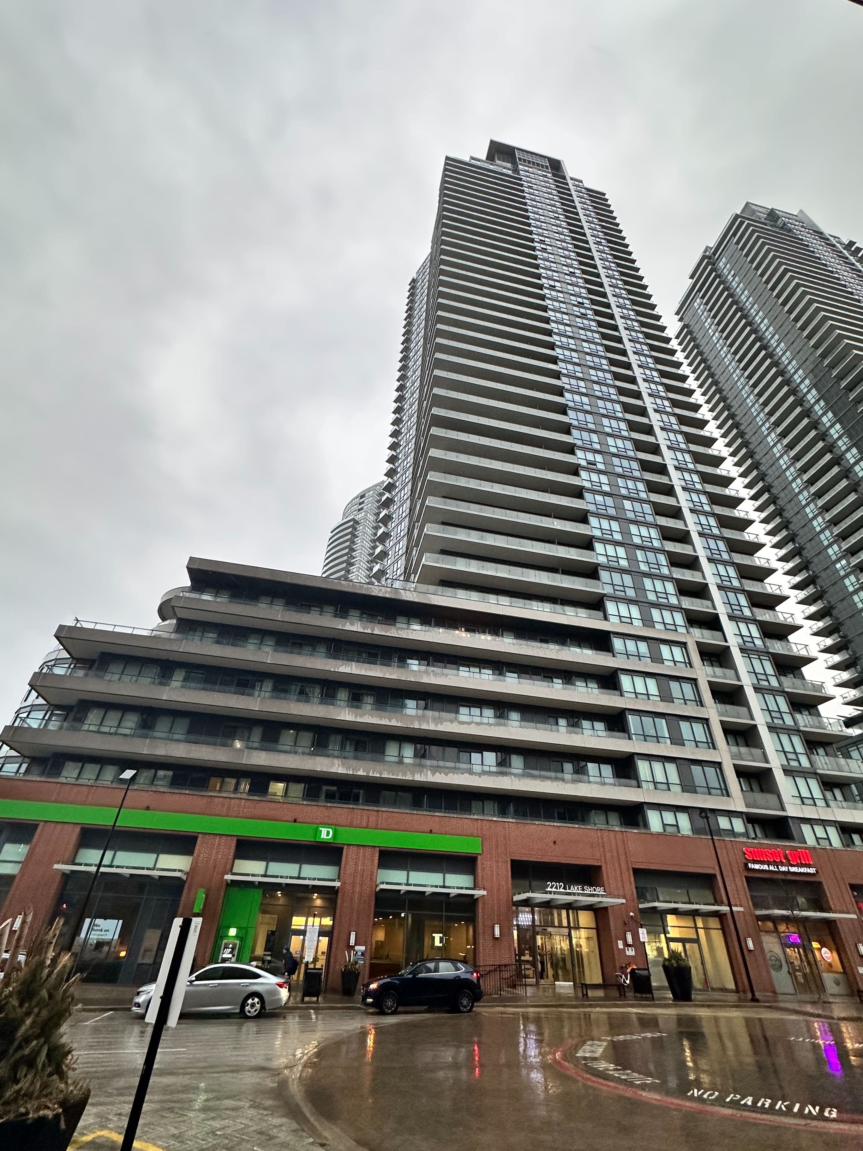 2212 Lake Shore Boulevard W 2202, Toronto W06, ON M8V 0C2