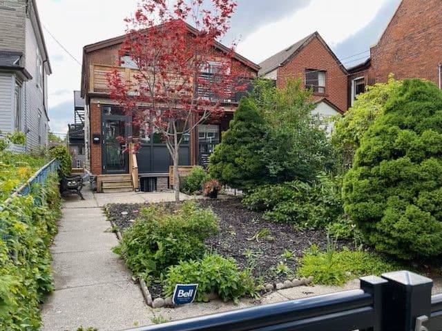 519 Crawford Street Lower, Toronto C01, ON M6G 3J9