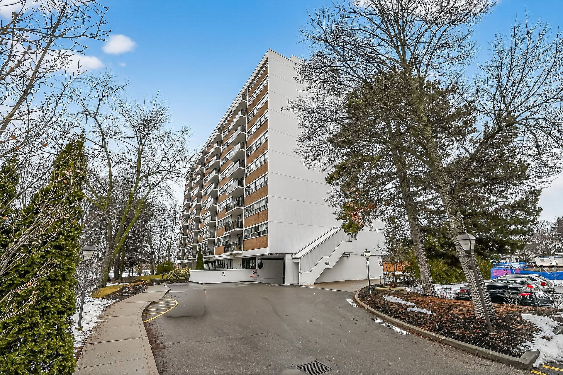 212 Kerr Street 702, Oakville, ON L6K 3B1