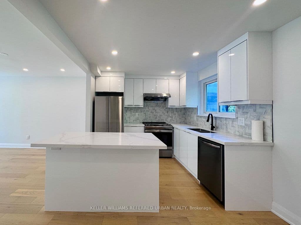 906 Marinet Crescent Main, Pickering, ON L1W 2M1