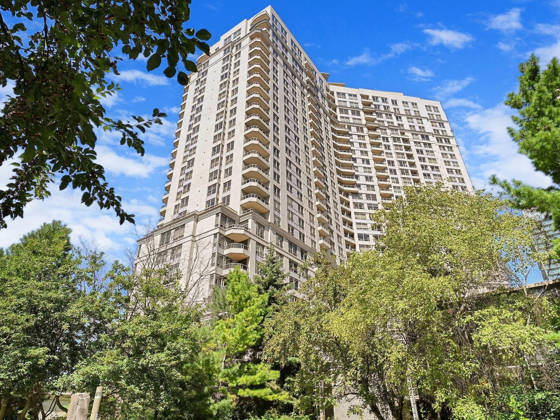 3888 Duke Of York Boulevard 923, Mississauga, ON L5B 4P5