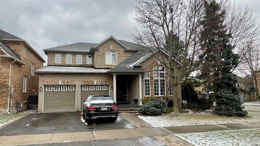 2089 Blackforest Crescent, Oakville, ON L6M 4T5