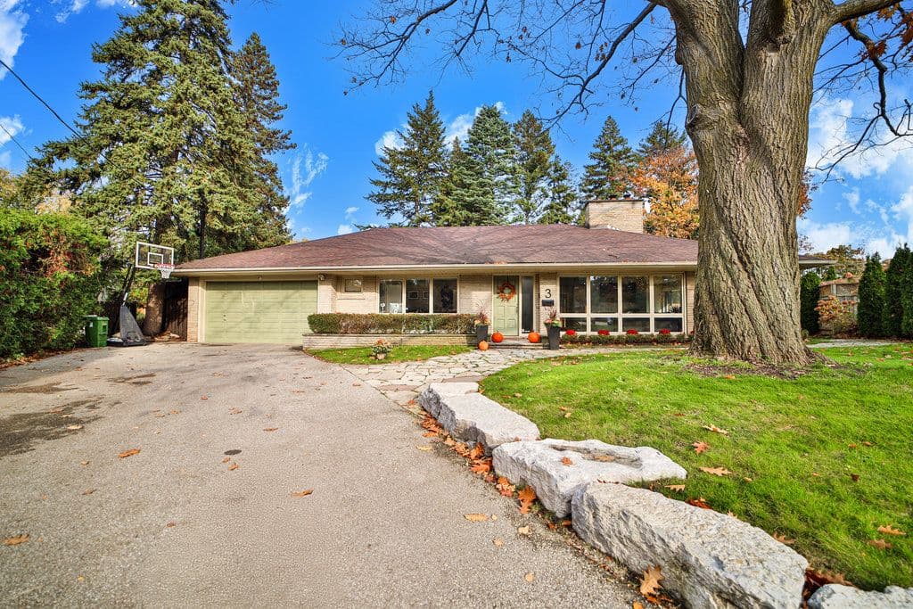 3 Twyford Court, Toronto W08, ON M9A 1W7