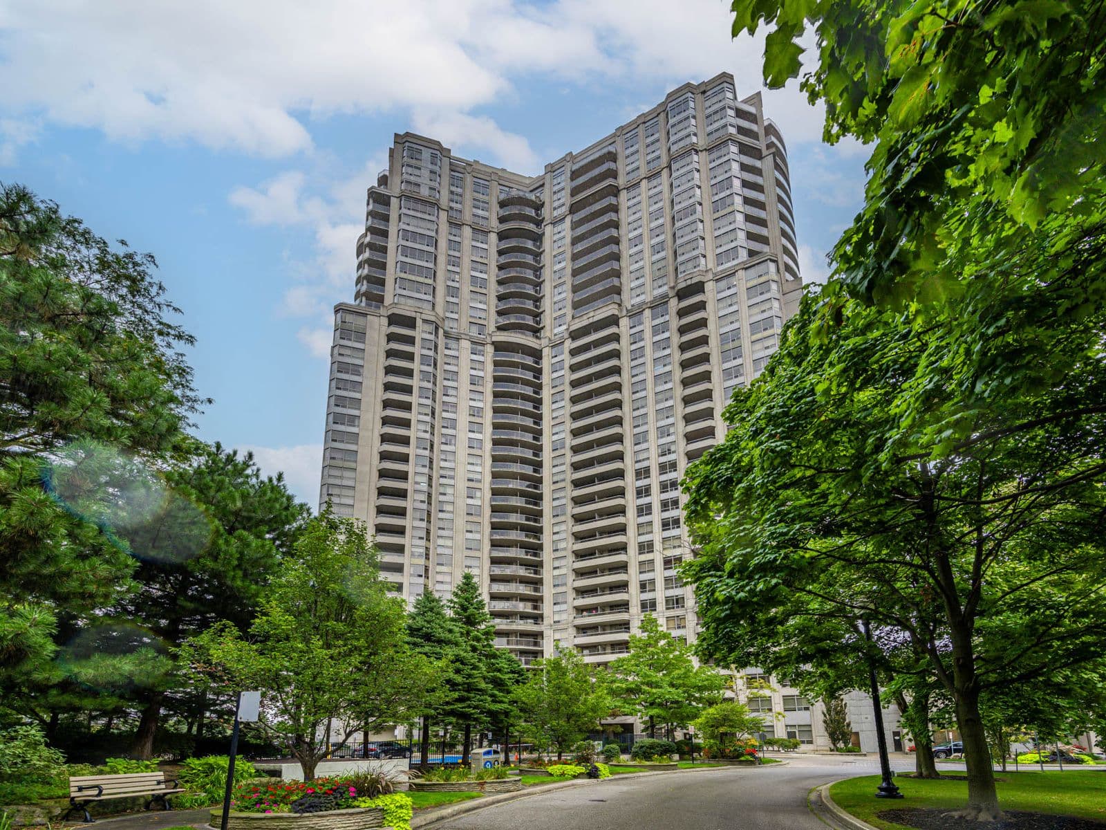 35 Kingsbridge Garden Circle 505, Mississauga, ON L5R 3Z5