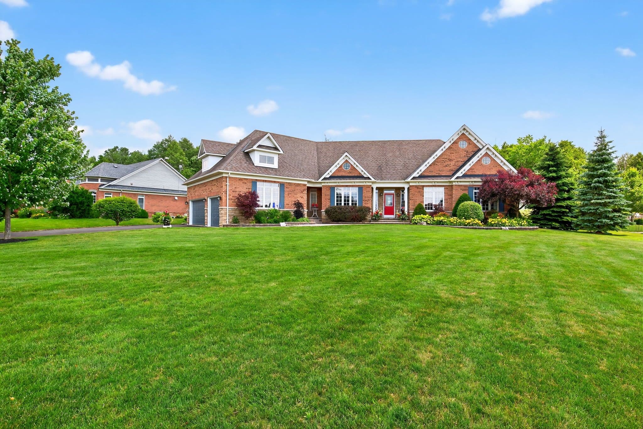 32 Underhill Court, Essa, ON L9R 1V2