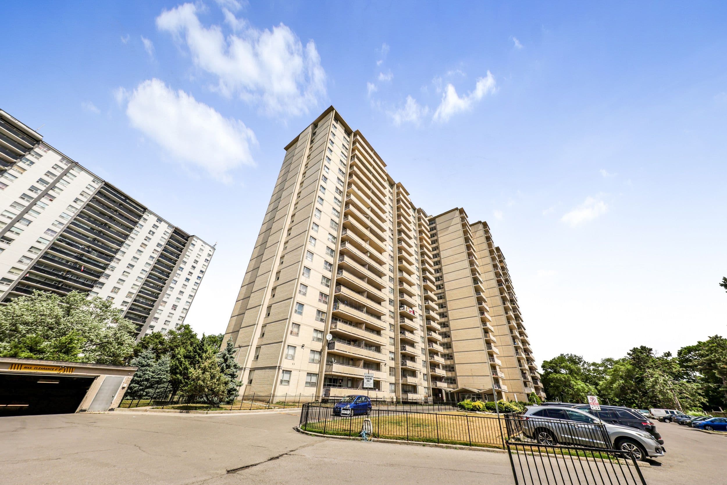 65 Thorncliffe Park Drive 2108, Toronto C11, ON M4H 1L2