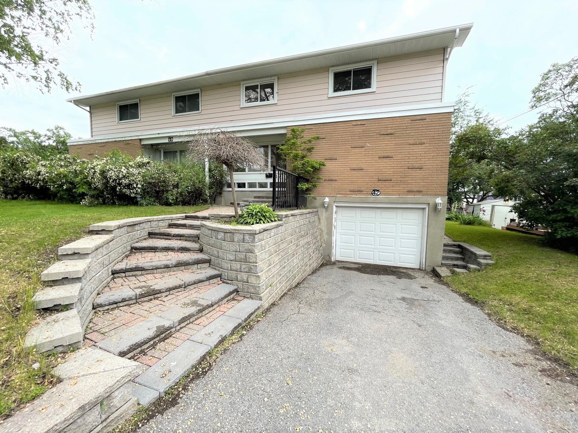 42 Walgate Avenue, Cityview - Parkwoods Hills - Rideau Shore, ON K2E 6M2