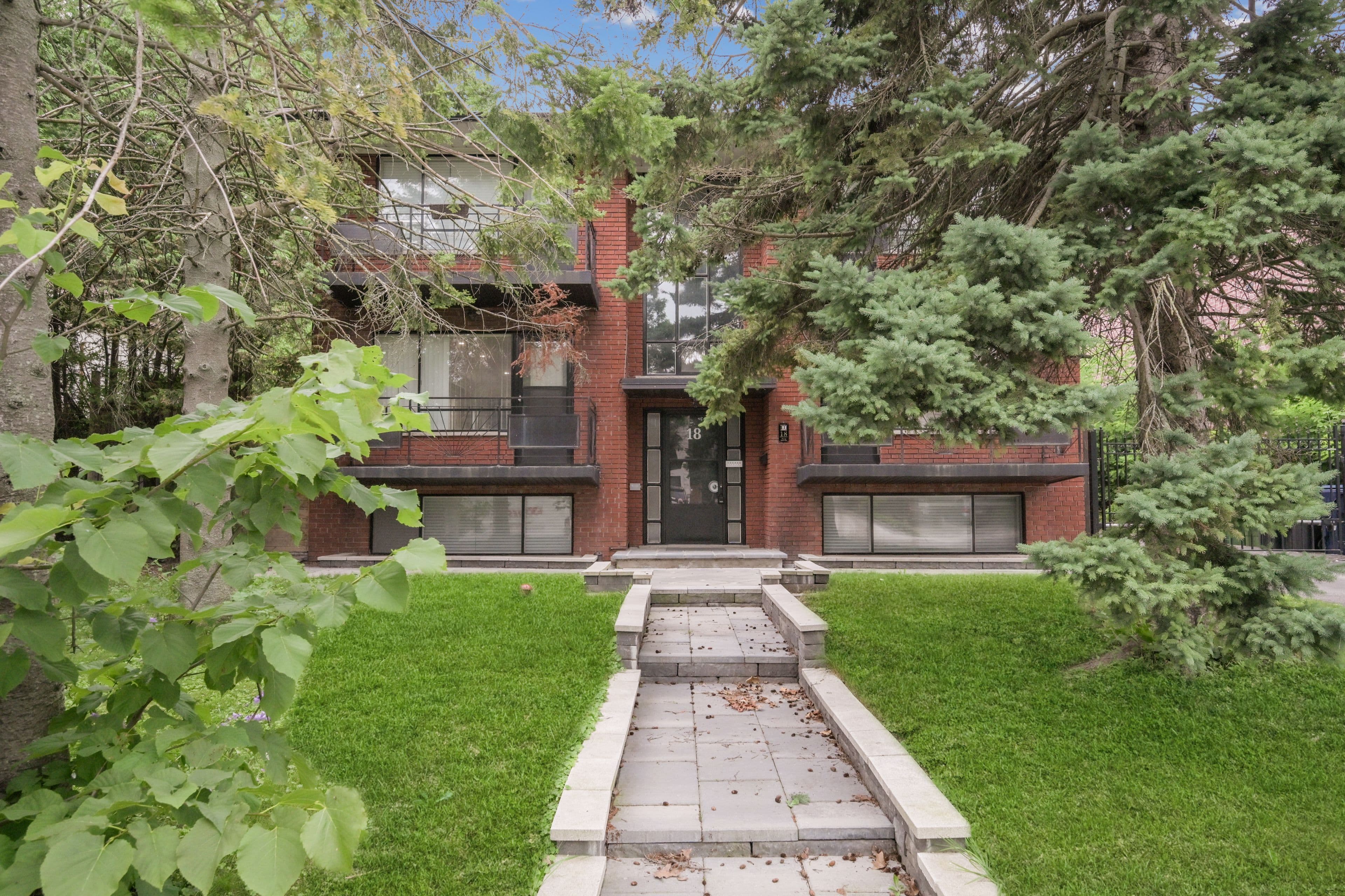 18 Thirty Third Street 3, Toronto W06, ON M8W 3G9