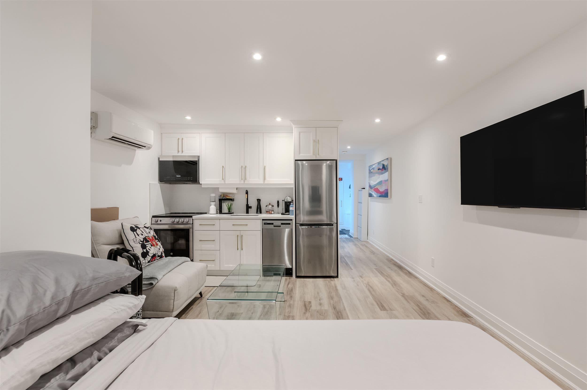 18 Milton Street Lower Level, Toronto W06, ON M8Y 2X5