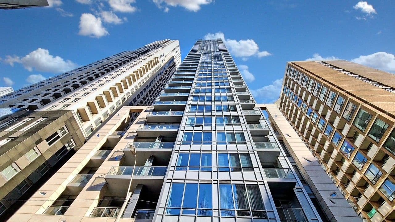 21 Balmuto Street 1202, Toronto C01, ON M4Y 1W4