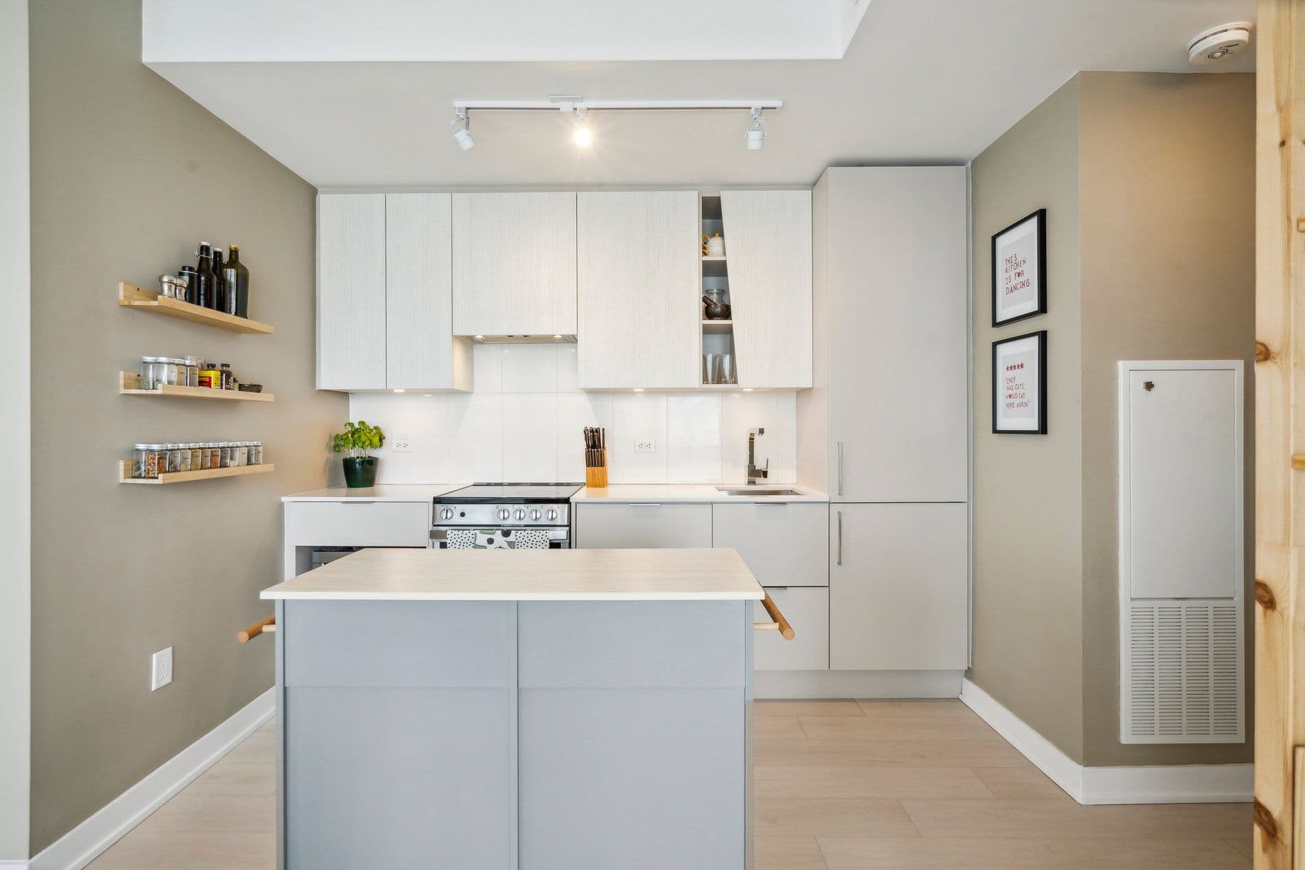 3900 Confederation Parkway 4004, Mississauga, ON L5B 0M3