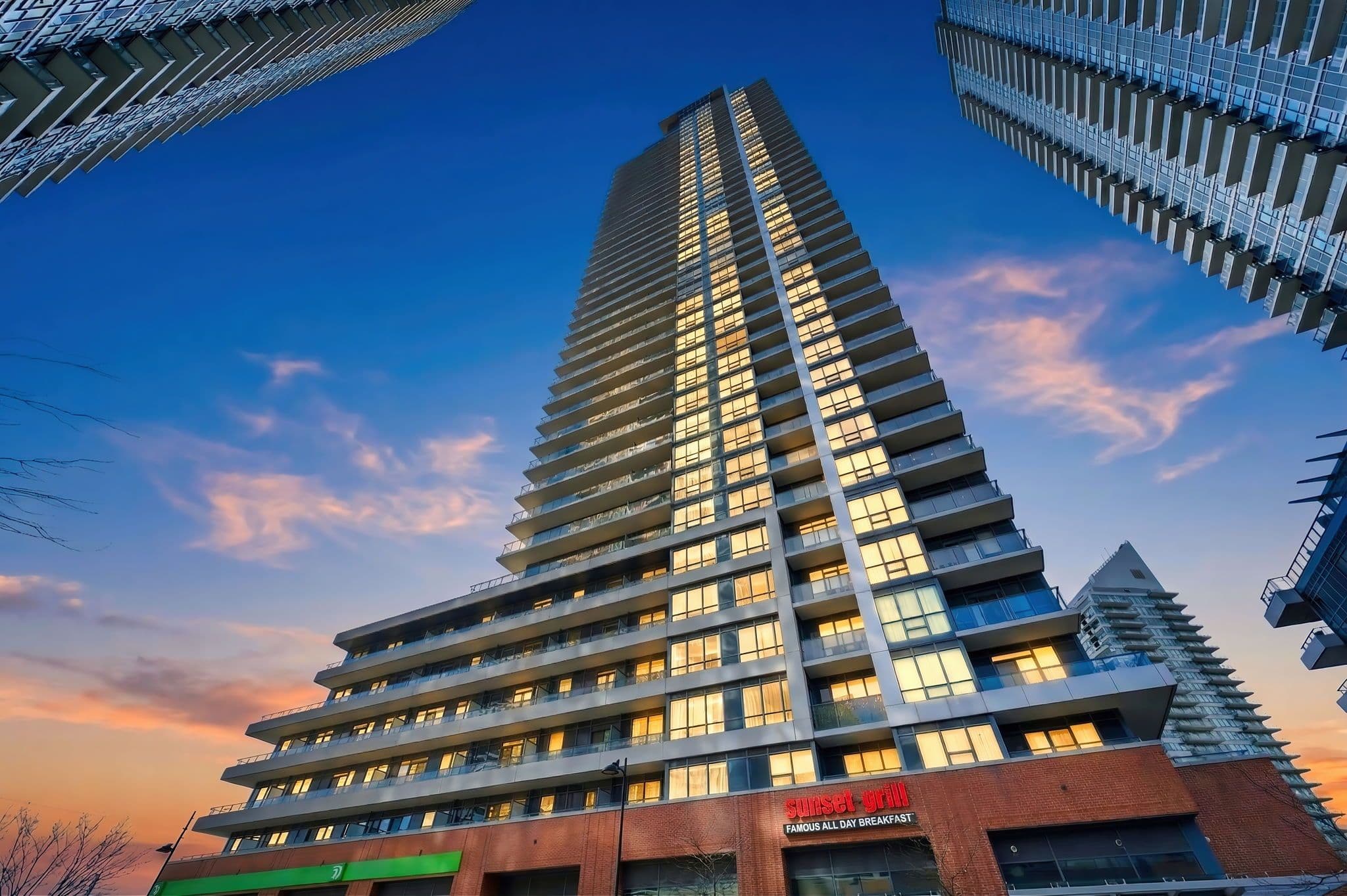 2212 Lake Shore Boulevard W 3007, Toronto W06, ON M8V 0C2