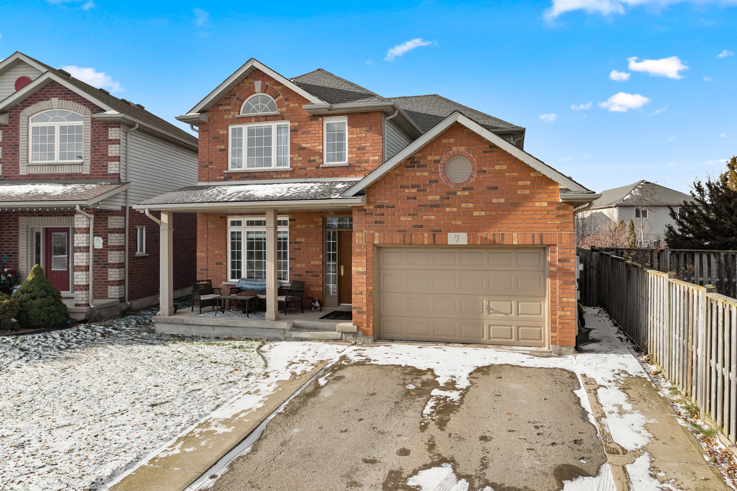7 Honey Locust Circle, Thorold, ON L2V 5E3