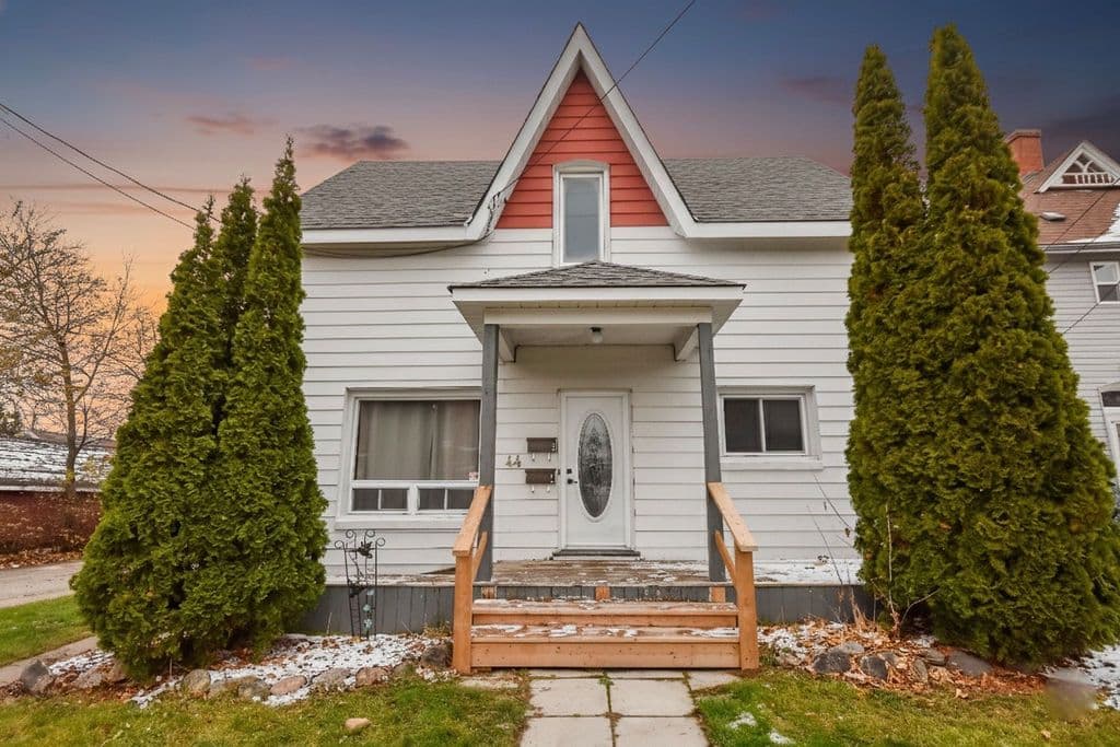 44 Parkside Drive, Barrie, ON L4N 1W9