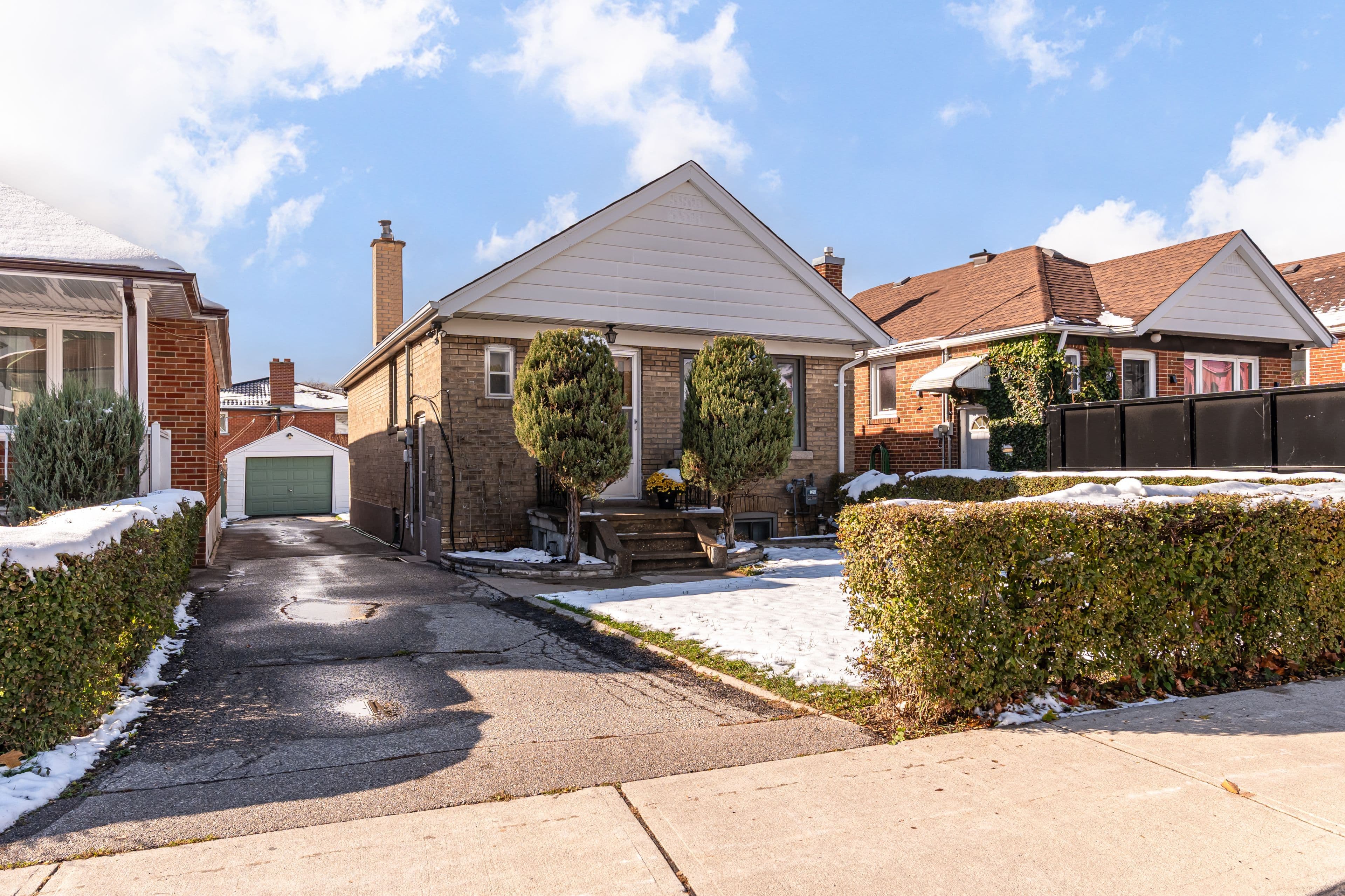 52 Richardson Avenue, Toronto W04, ON M6M 3R9